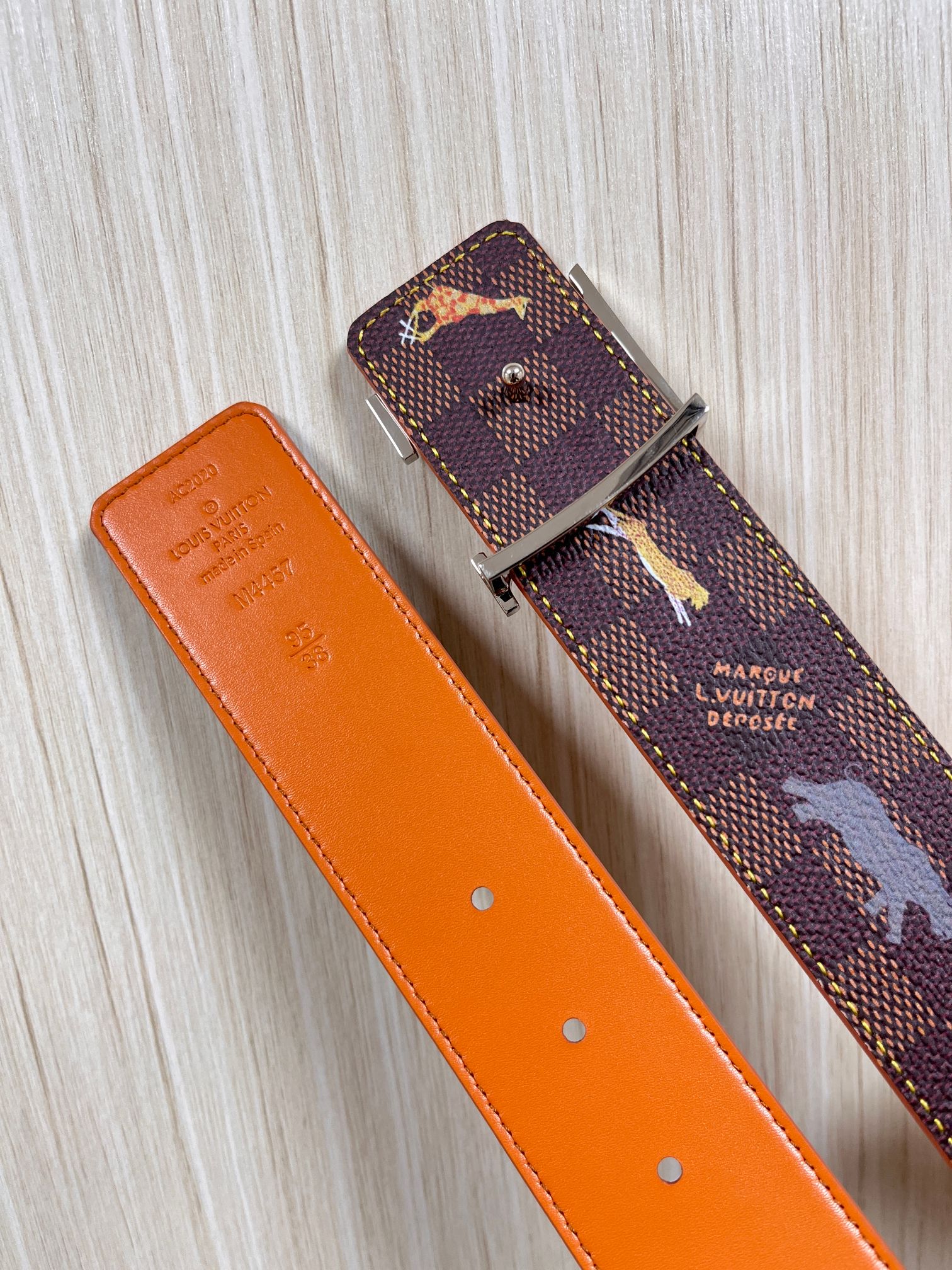 本款 LV Initiales 40 毫米双面腰带以电影叙事为灵感，气质颇具神秘魅力。Damier 格纹