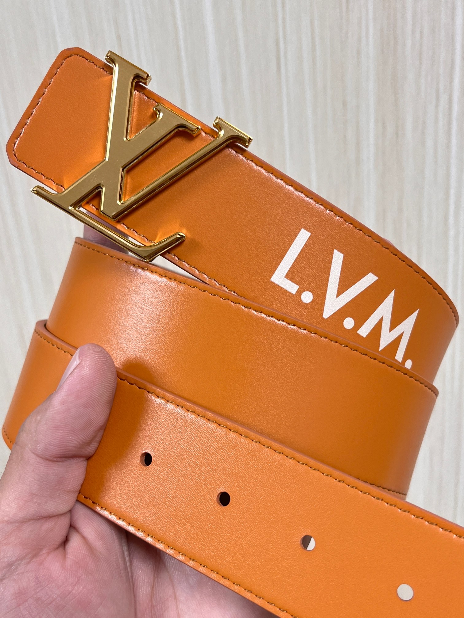 本款 LV Initiales 40 毫米双面腰带以电影叙事为灵感，气质颇具神秘魅力。Damier 格纹