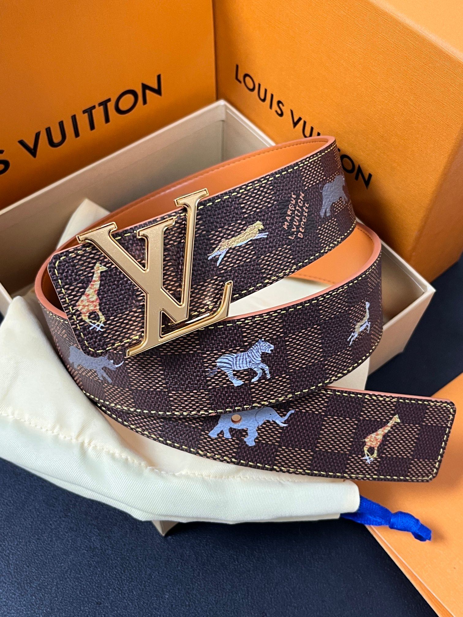 本款 LV Initiales 40 毫米双面腰带以电影叙事为灵感，气质颇具神秘魅力。Damier 格纹