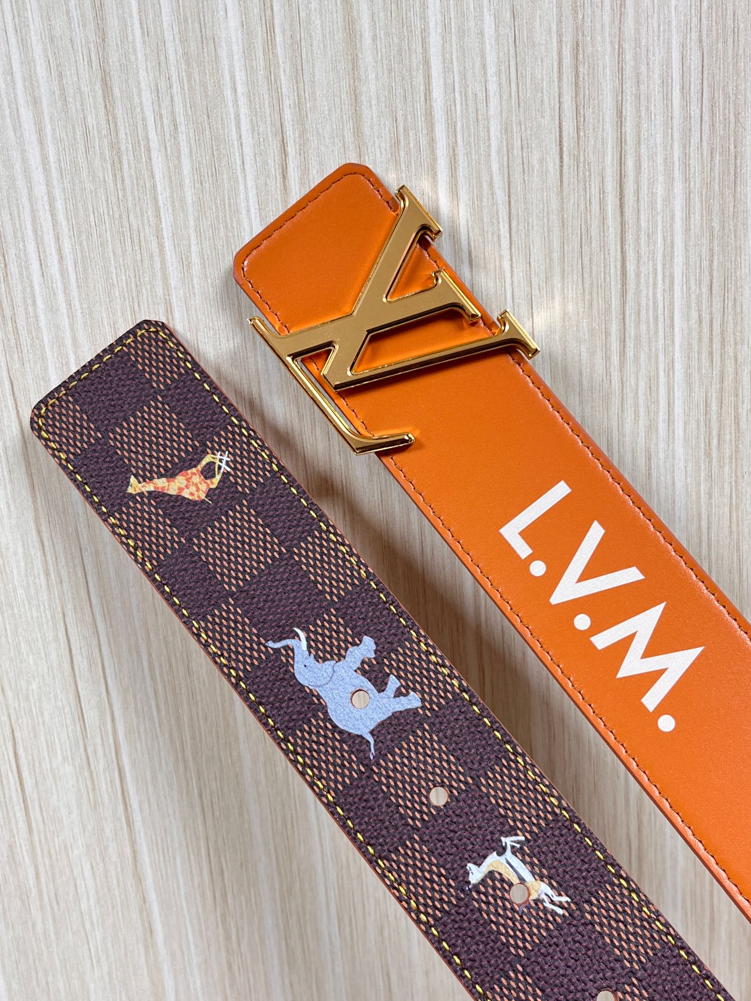 本款 LV Initiales 40 毫米双面腰带以电影叙事为灵感，气质颇具神秘魅力。Damier 格纹