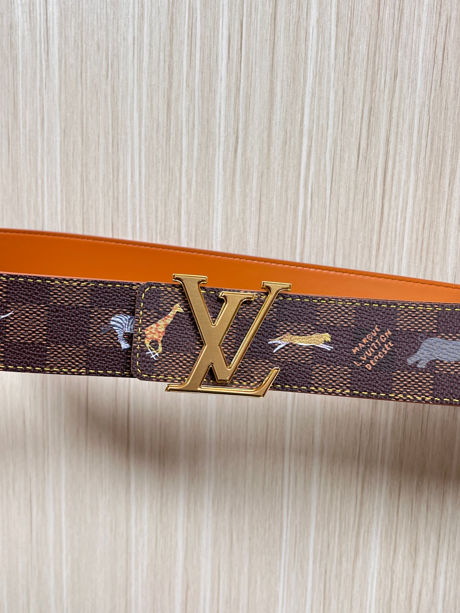 本款 LV Initiales 40 毫米双面腰带以电影叙事为灵感，气质颇具神秘魅力。Damier 格纹