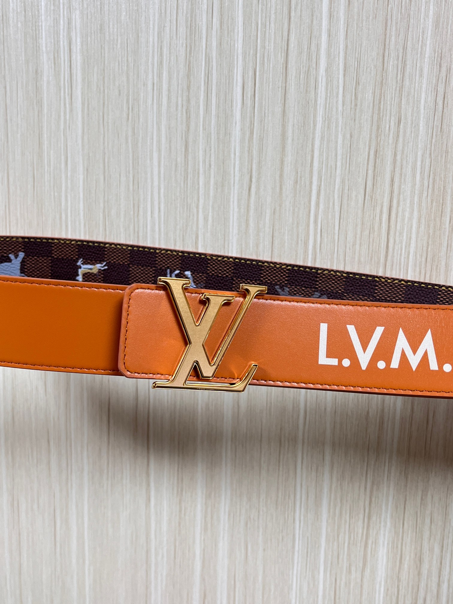 本款 LV Initiales 40 毫米双面腰带以电影叙事为灵感，气质颇具神秘魅力。Damier 格纹