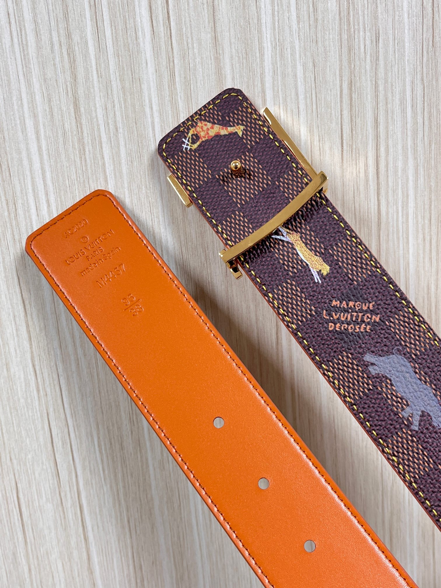 本款 LV Initiales 40 毫米双面腰带以电影叙事为灵感，气质颇具神秘魅力。Damier 格纹