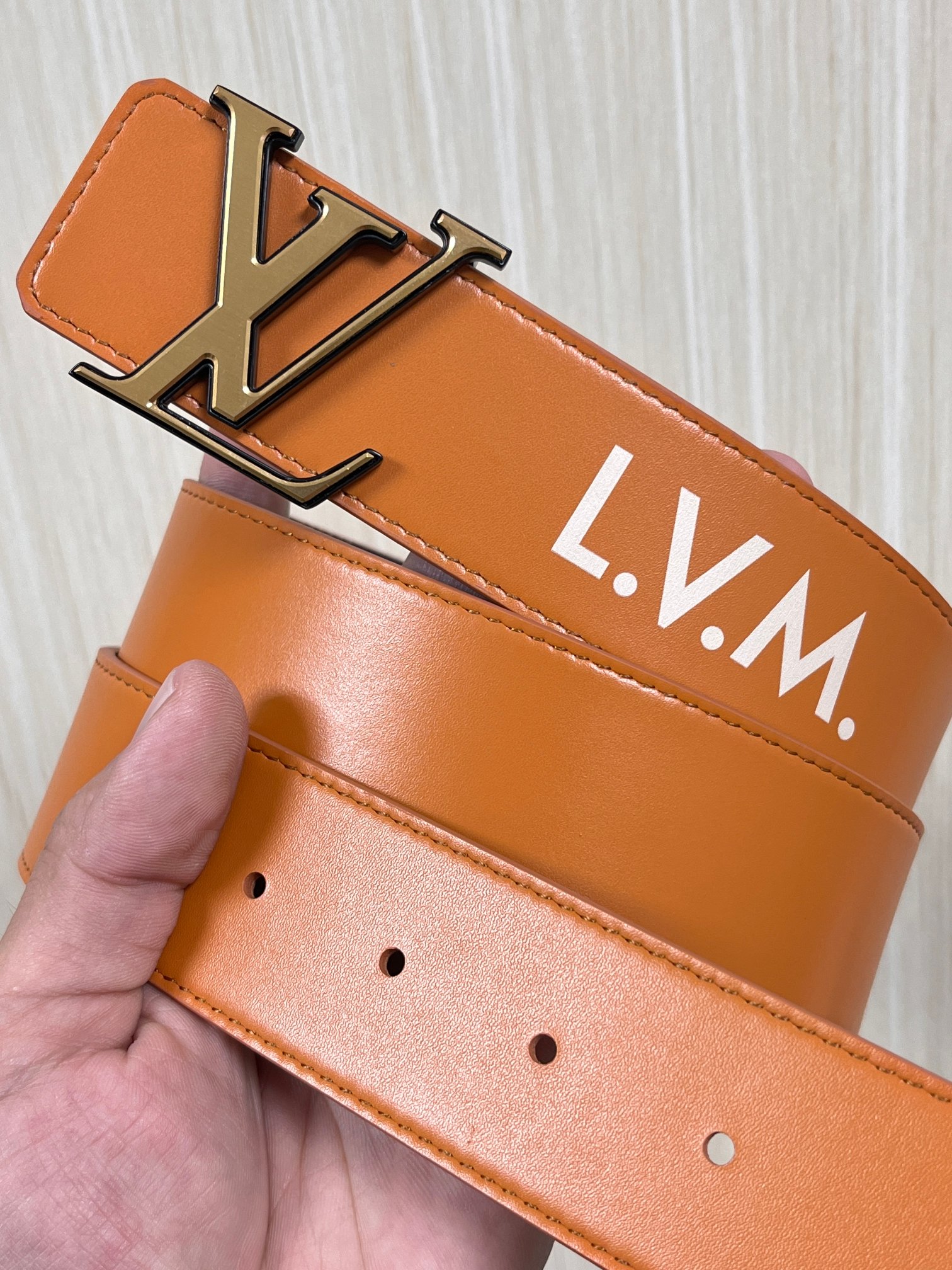 本款 LV Initiales 40 毫米双面腰带以电影叙事为灵感，气质颇具神秘魅力。Damier 格纹