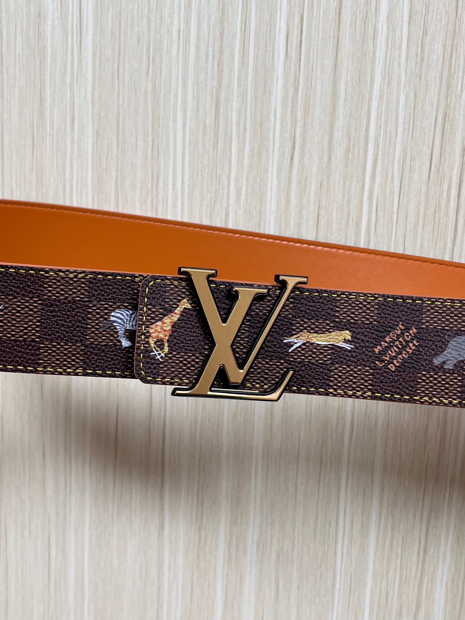 本款 LV Initiales 40 毫米双面腰带以电影叙事为灵感，气质颇具神秘魅力。Damier 格纹