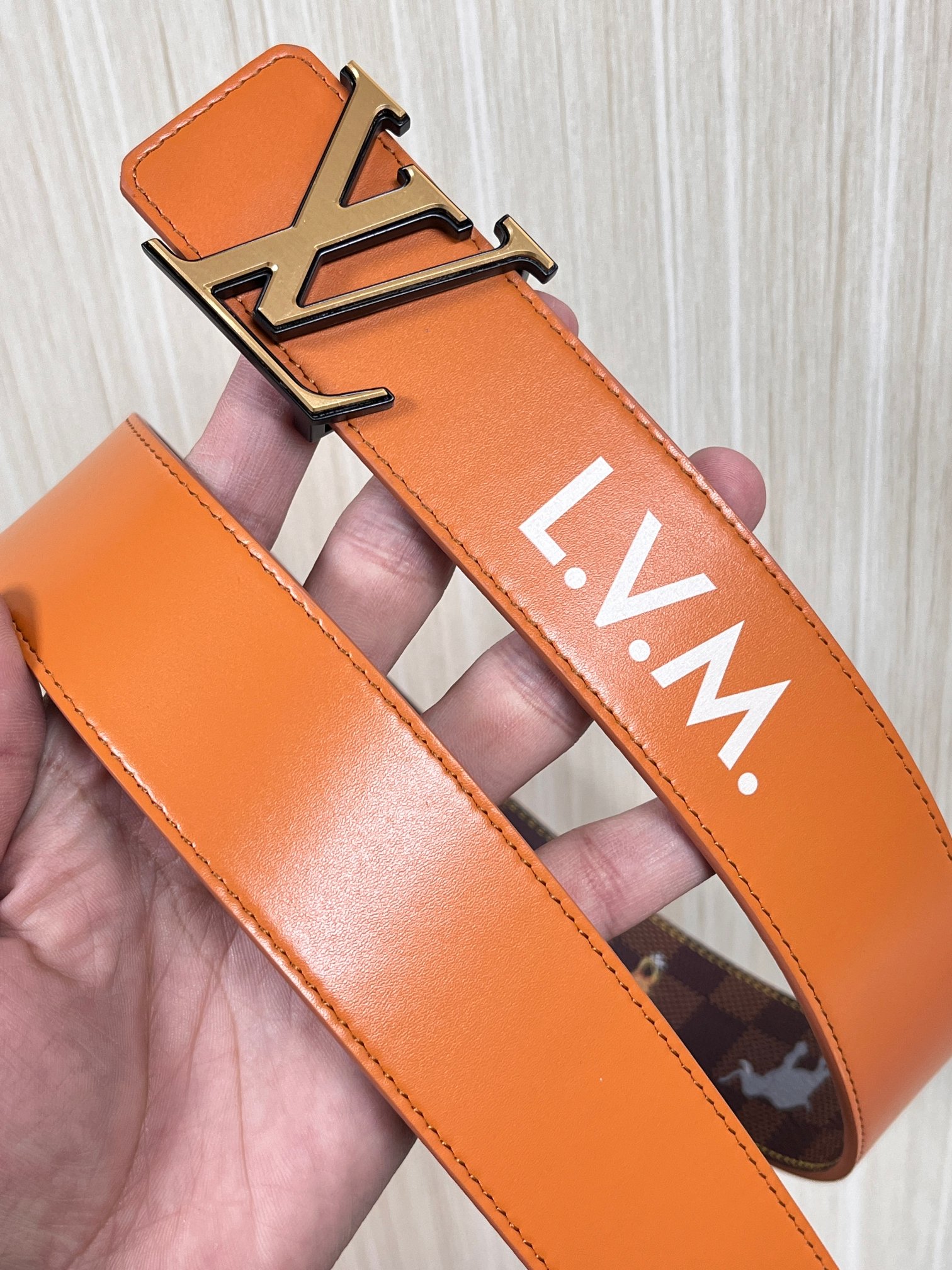 本款 LV Initiales 40 毫米双面腰带以电影叙事为灵感，气质颇具神秘魅力。Damier 格纹