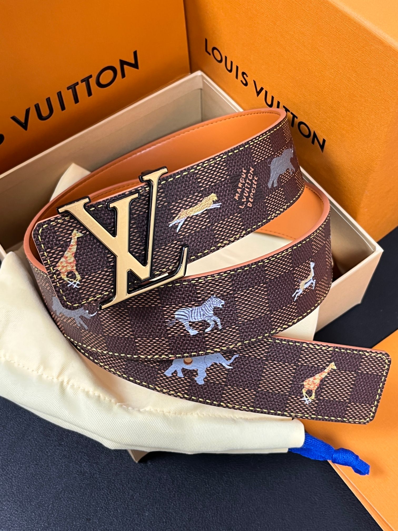 本款 LV Initiales 40 毫米双面腰带以电影叙事为灵感，气质颇具神秘魅力。Damier 格纹