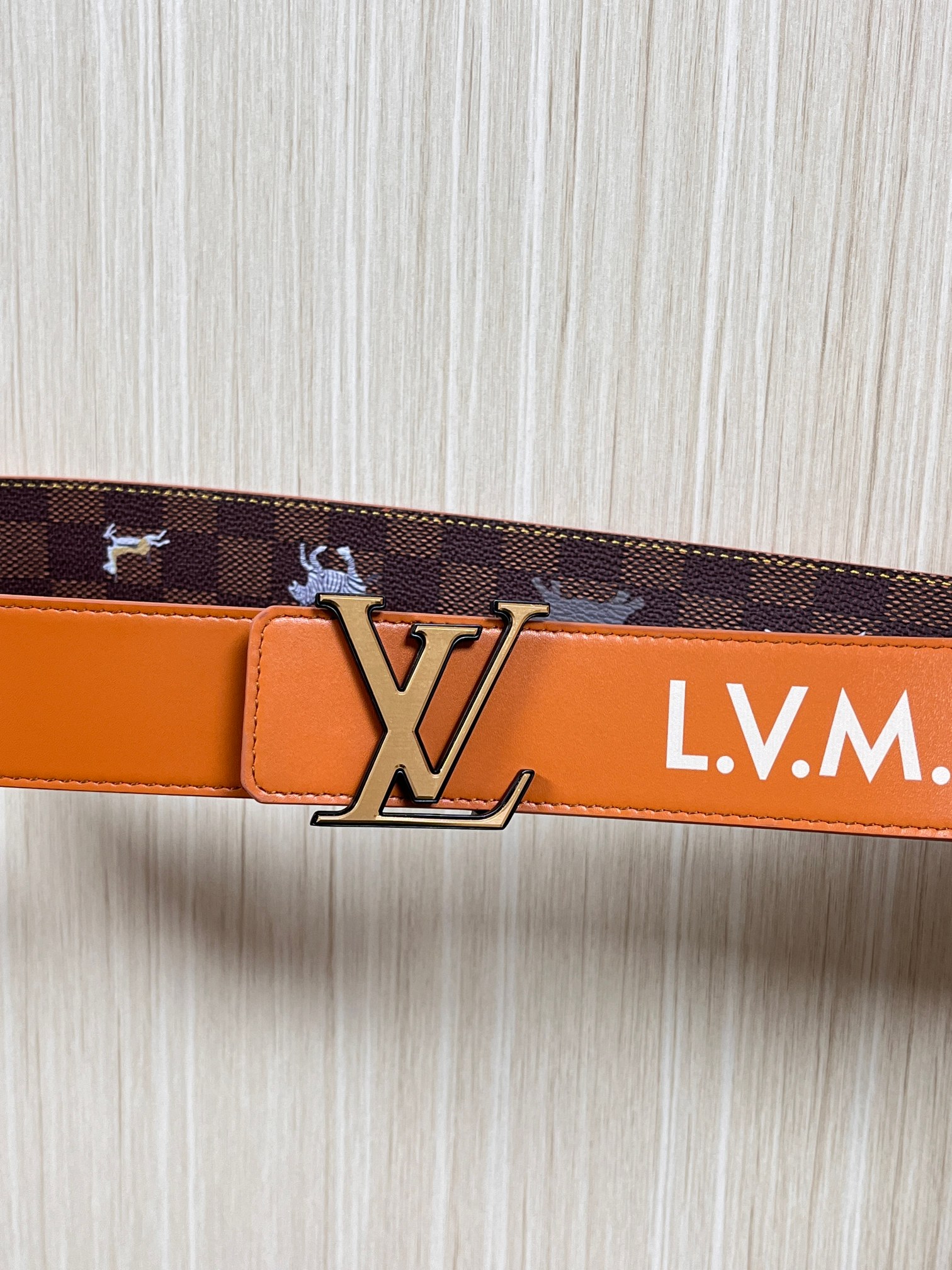 本款 LV Initiales 40 毫米双面腰带以电影叙事为灵感，气质颇具神秘魅力。Damier 格纹