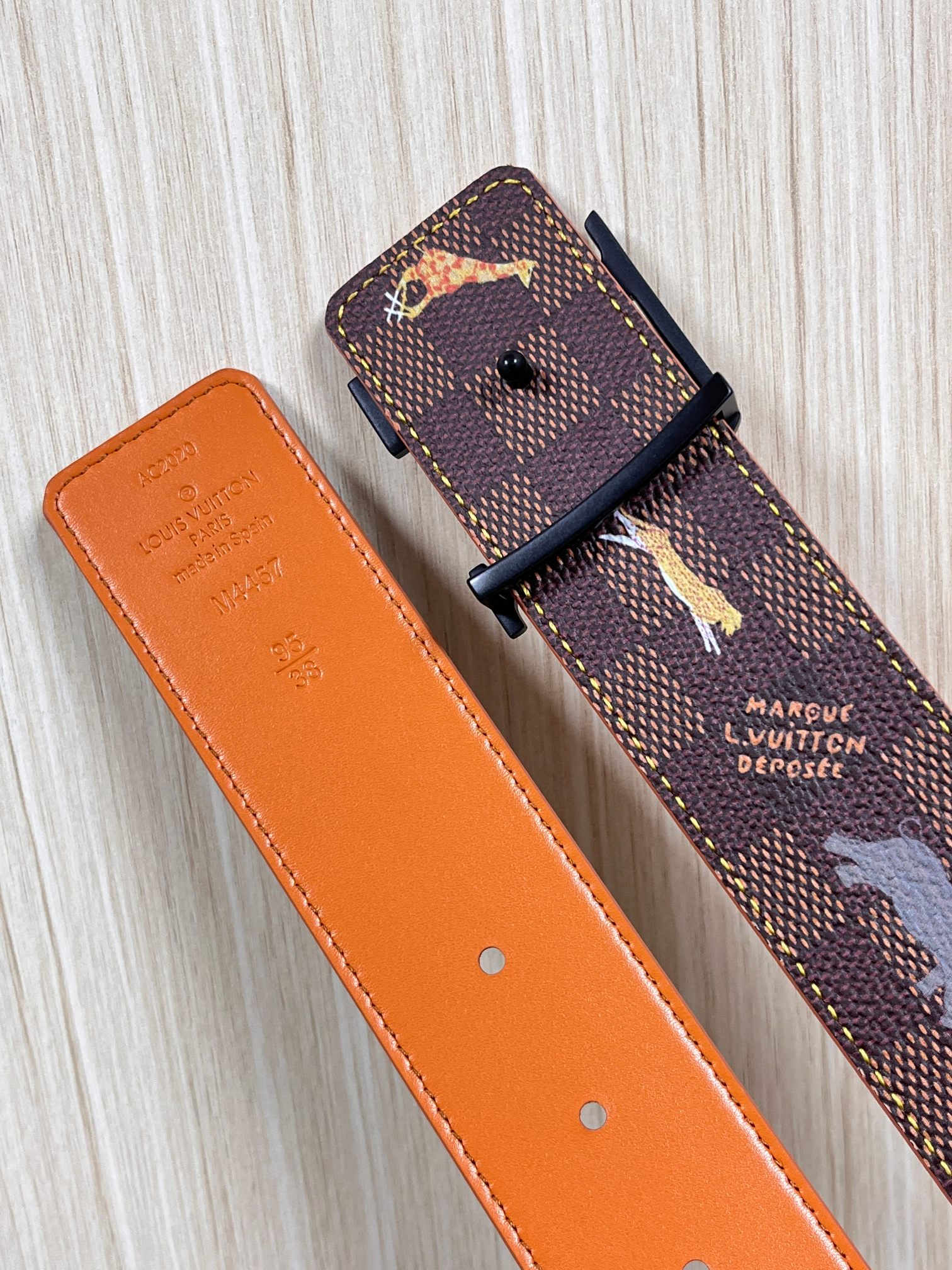 本款 LV Initiales 40 毫米双面腰带以电影叙事为灵感，气质颇具神秘魅力。Damier 格纹