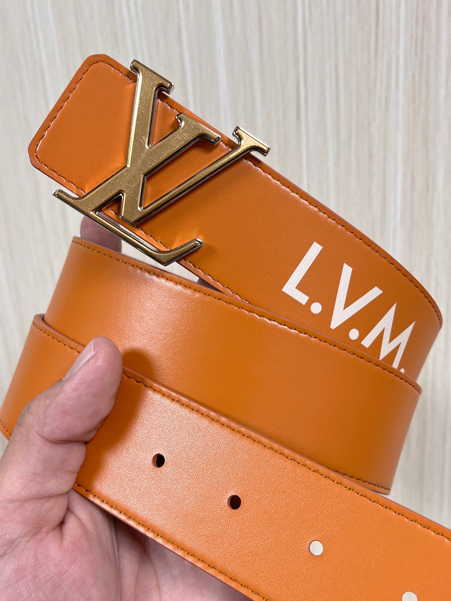 本款 LV Initiales 40 毫米双面腰带以电影叙事为灵感，气质颇具神秘魅力。Damier 格纹