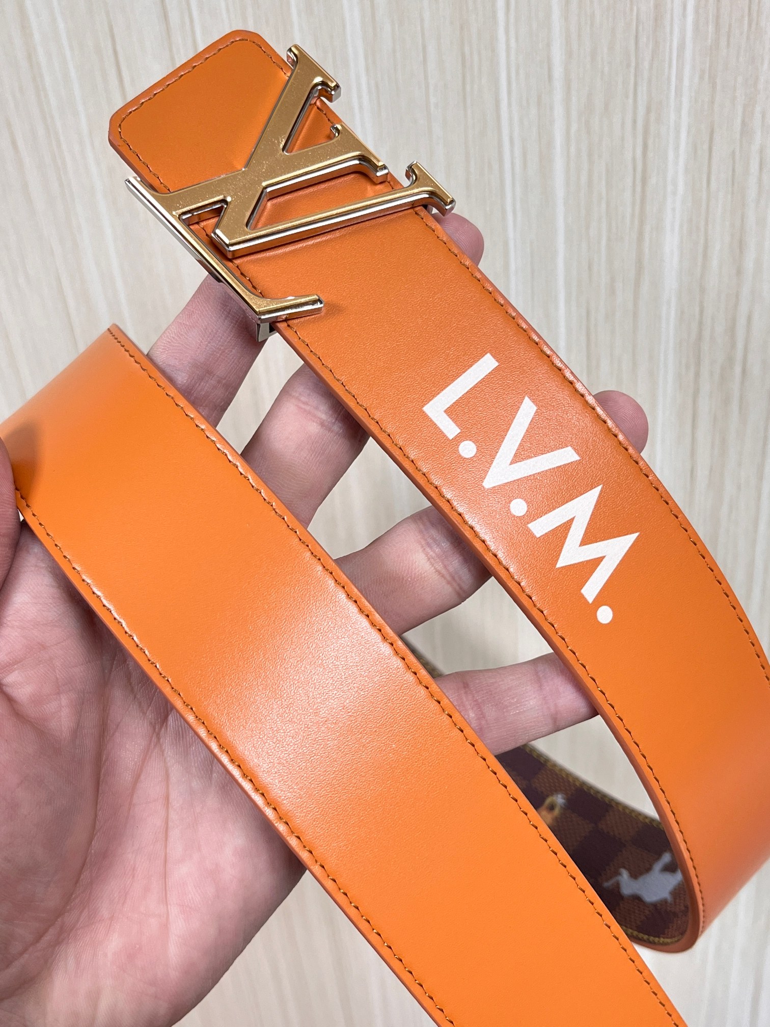 本款 LV Initiales 40 毫米双面腰带以电影叙事为灵感，气质颇具神秘魅力。Damier 格纹