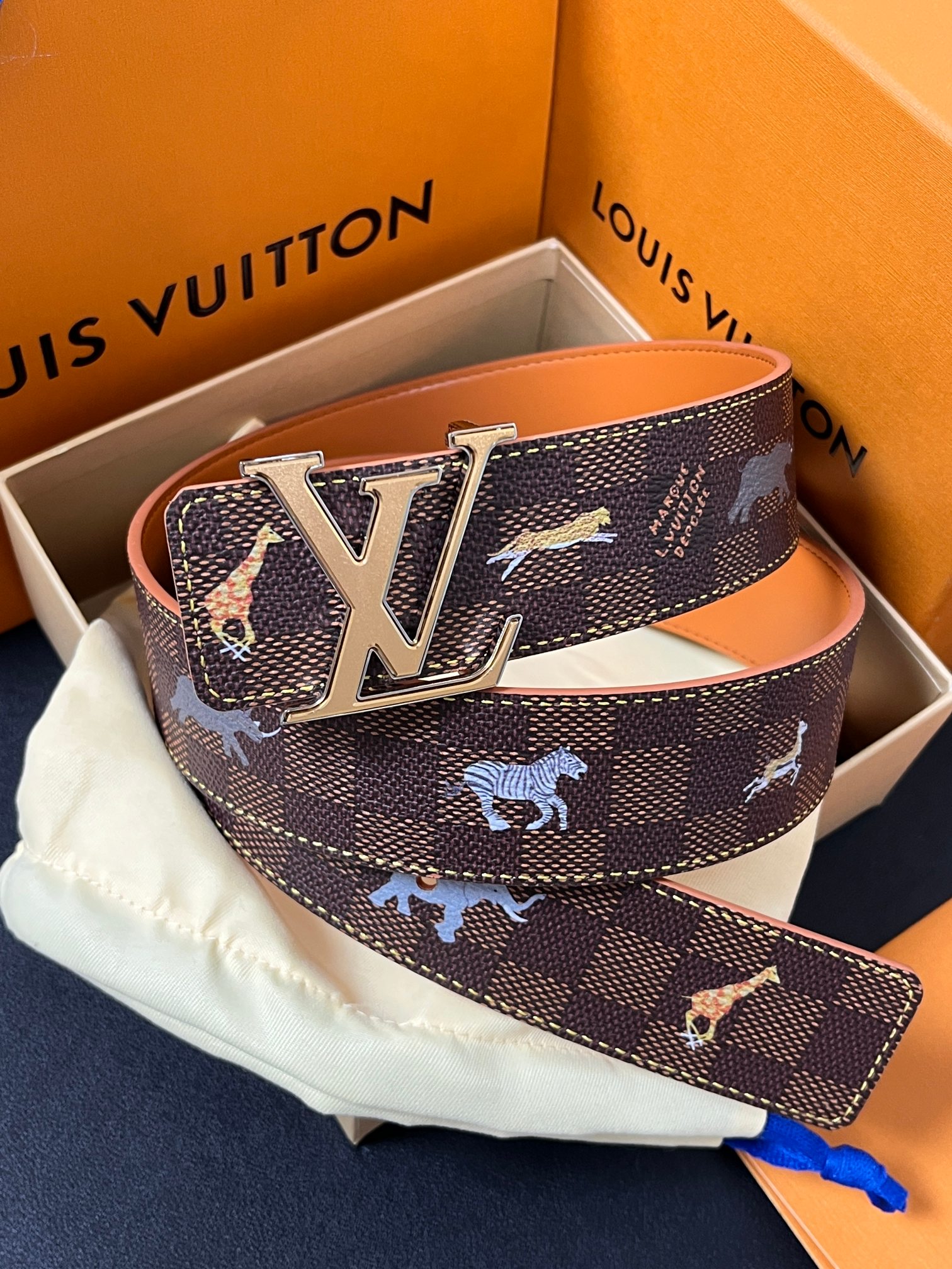 本款 LV Initiales 40 毫米双面腰带以电影叙事为灵感，气质颇具神秘魅力。Damier 格纹