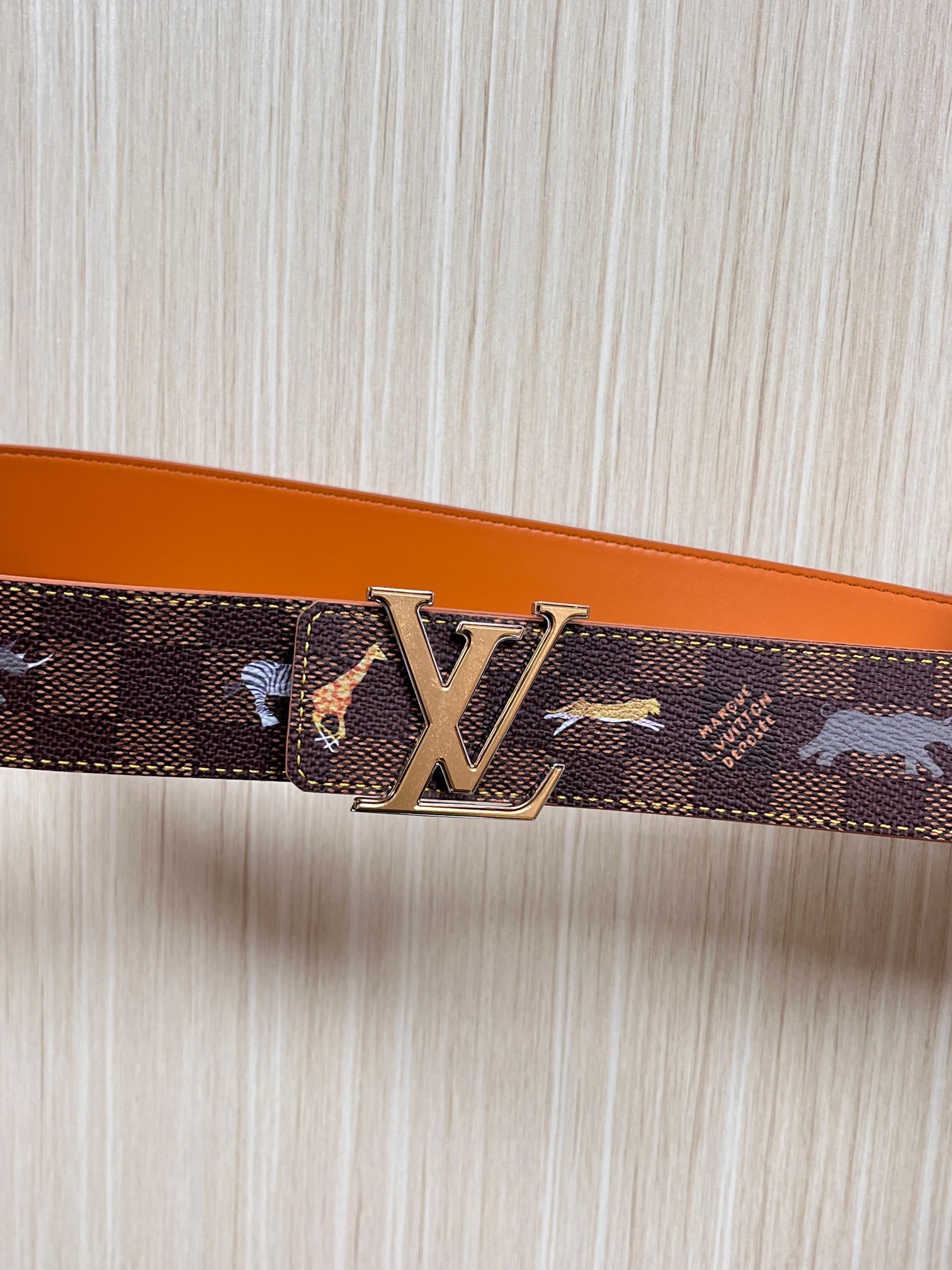 本款 LV Initiales 40 毫米双面腰带以电影叙事为灵感，气质颇具神秘魅力。Damier 格纹