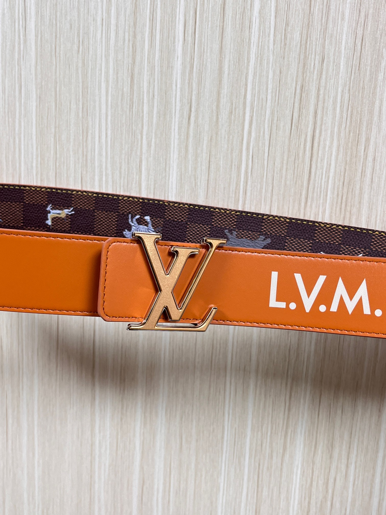 本款 LV Initiales 40 毫米双面腰带以电影叙事为灵感，气质颇具神秘魅力。Damier 格纹