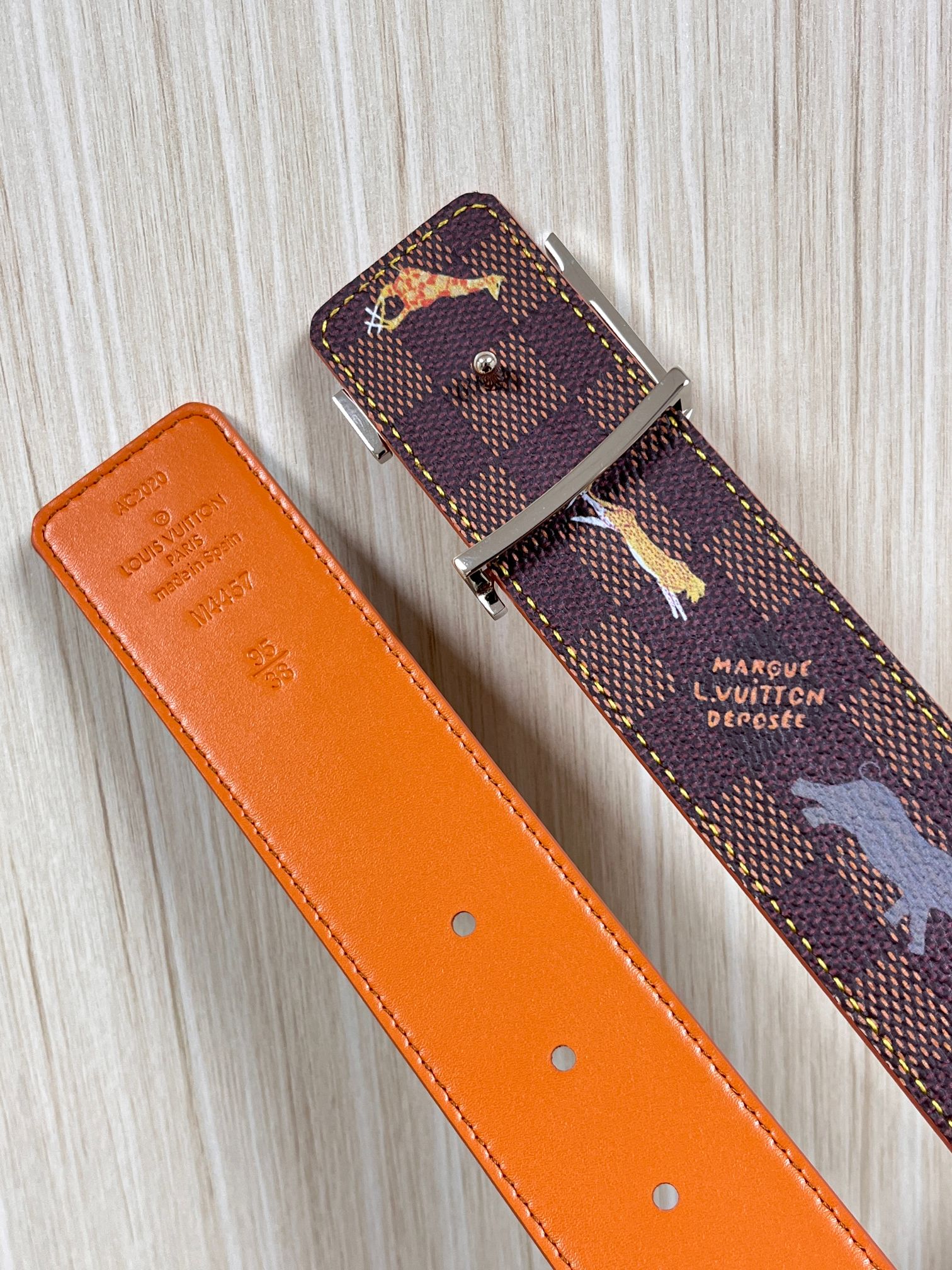 本款 LV Initiales 40 毫米双面腰带以电影叙事为灵感，气质颇具神秘魅力。Damier 格纹