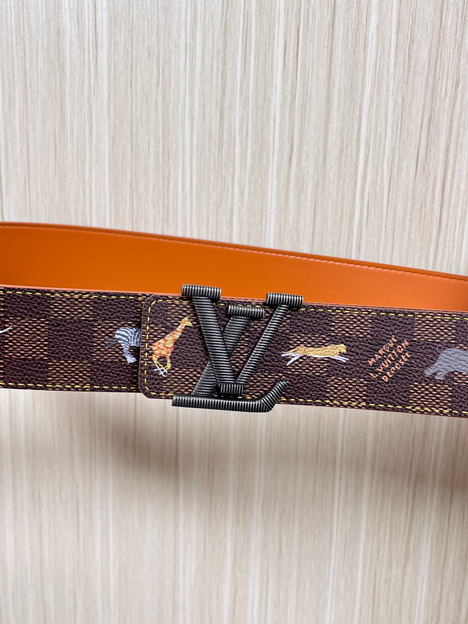 本款 LV Initiales 40 毫米双面腰带以电影叙事为灵感，气质颇具神秘魅力。Damier 格纹