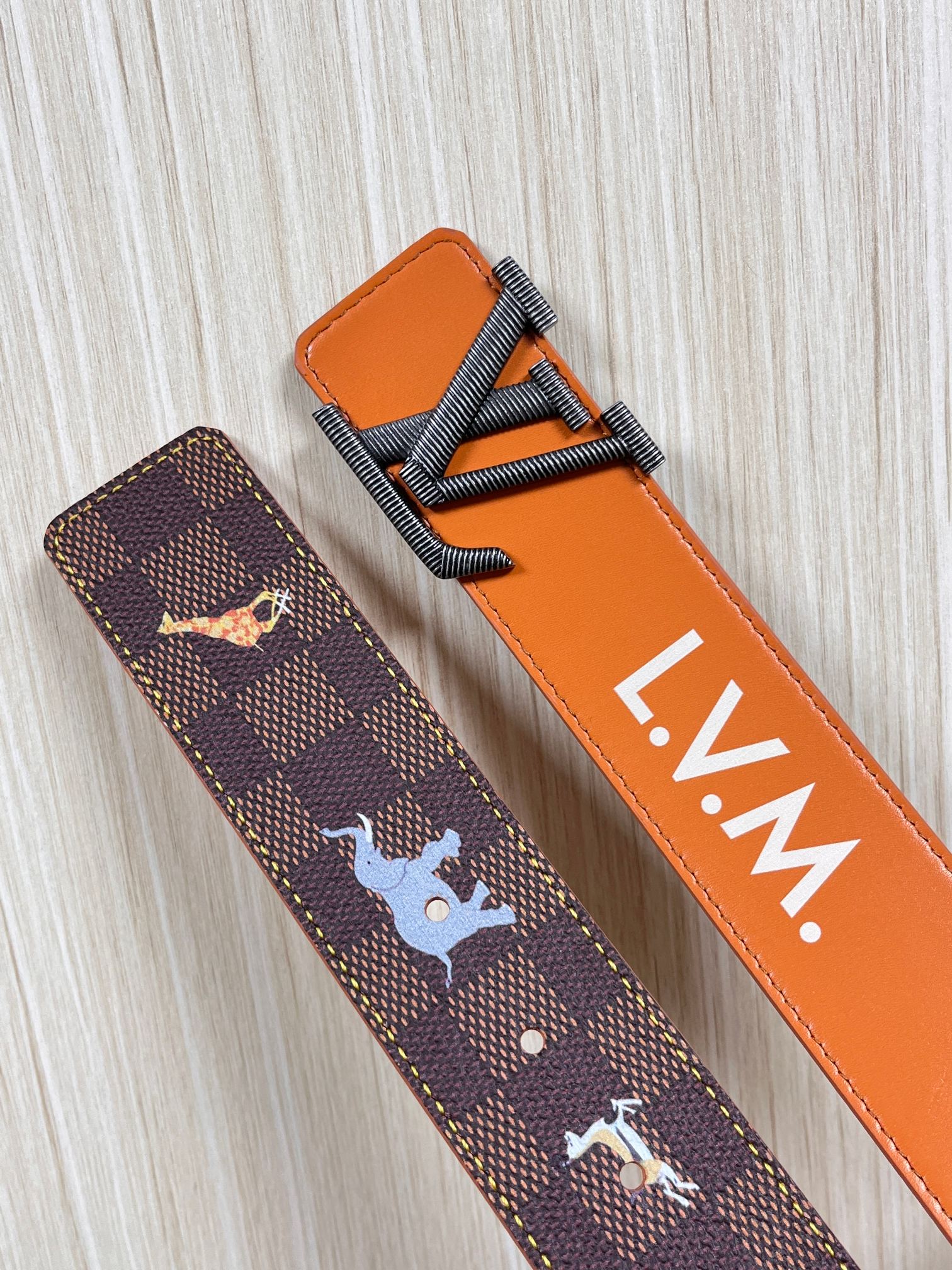 本款 LV Initiales 40 毫米双面腰带以电影叙事为灵感，气质颇具神秘魅力。Damier 格纹