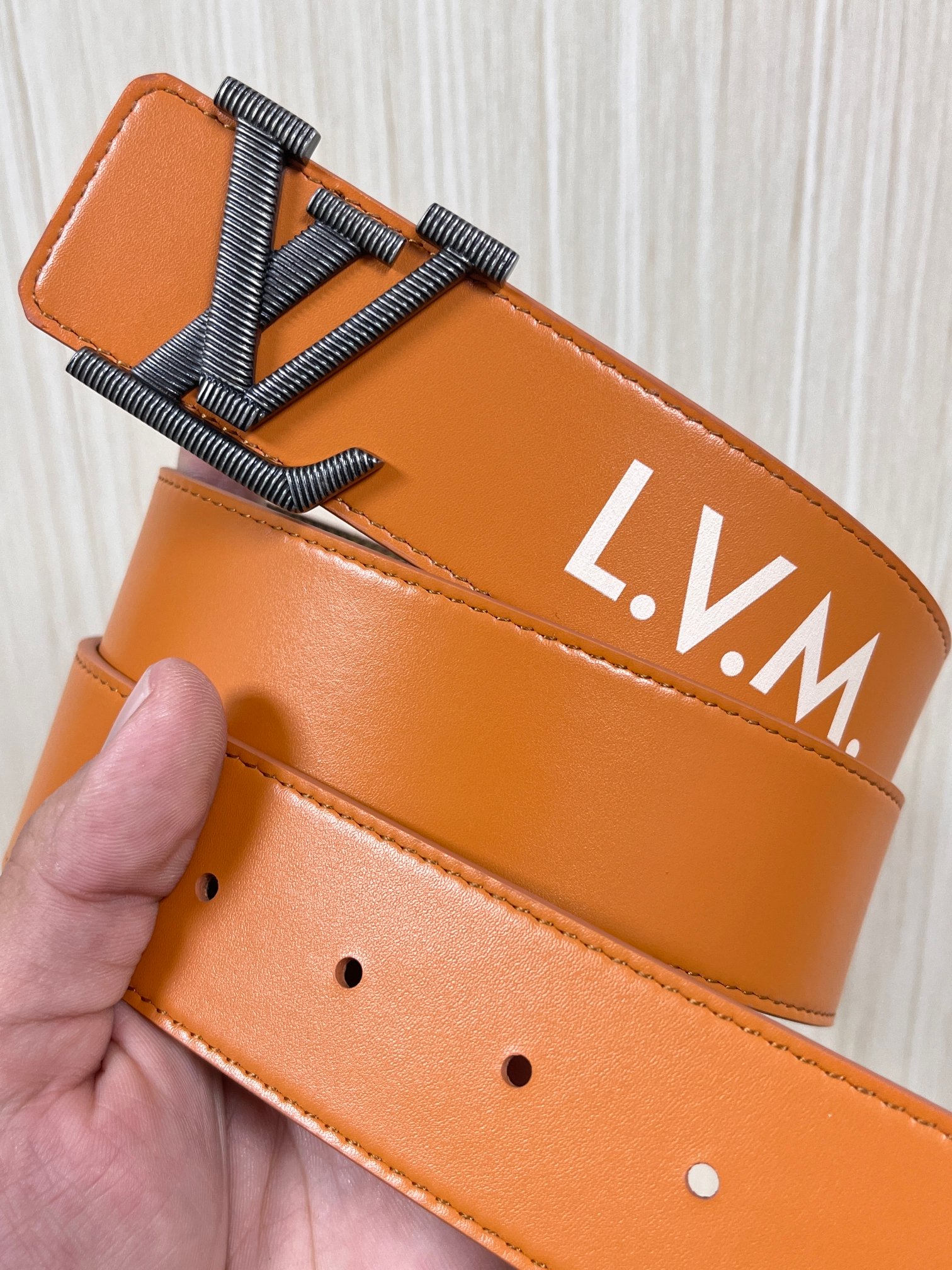 本款 LV Initiales 40 毫米双面腰带以电影叙事为灵感，气质颇具神秘魅力。Damier 格纹