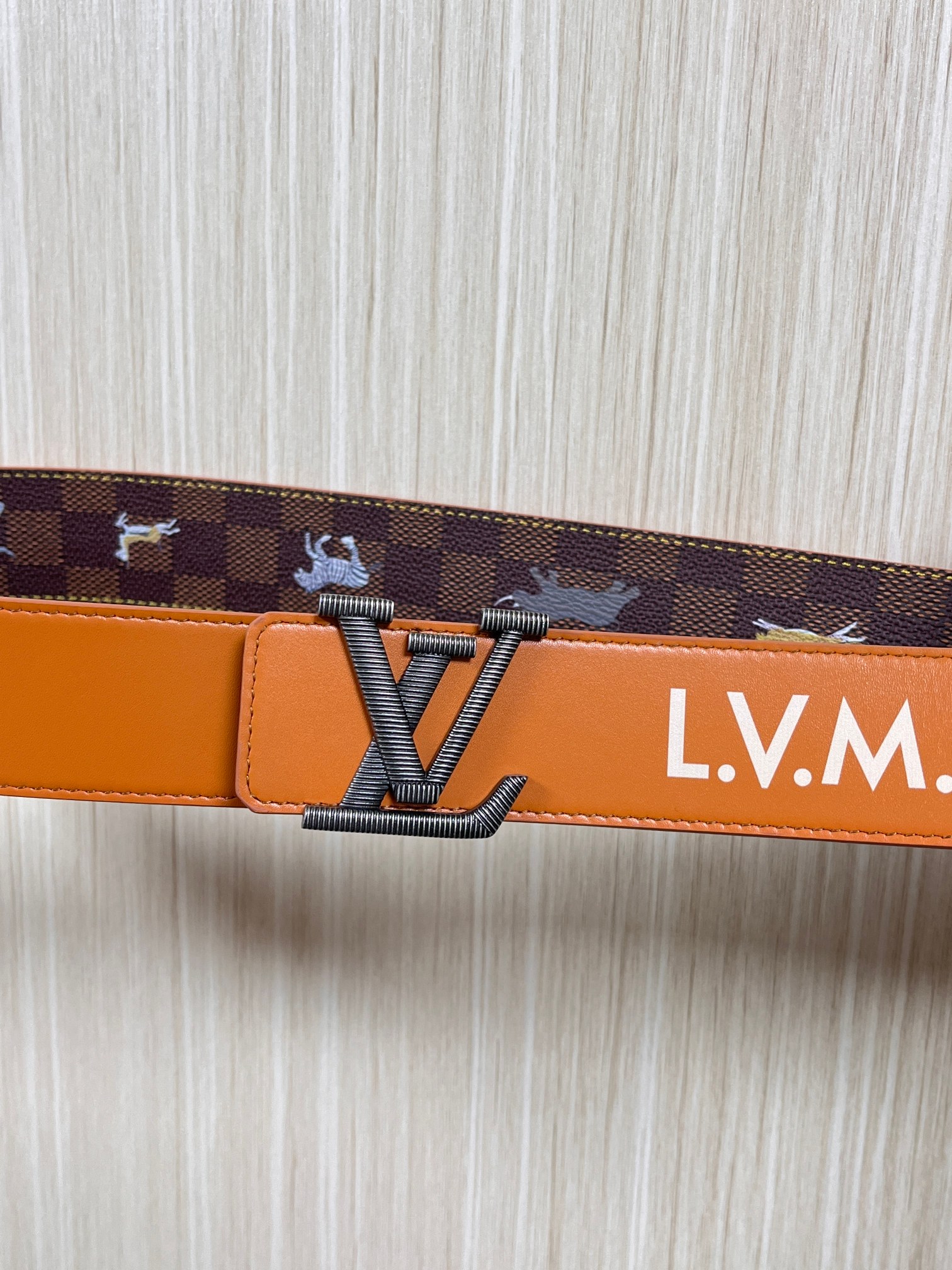 本款 LV Initiales 40 毫米双面腰带以电影叙事为灵感，气质颇具神秘魅力。Damier 格纹