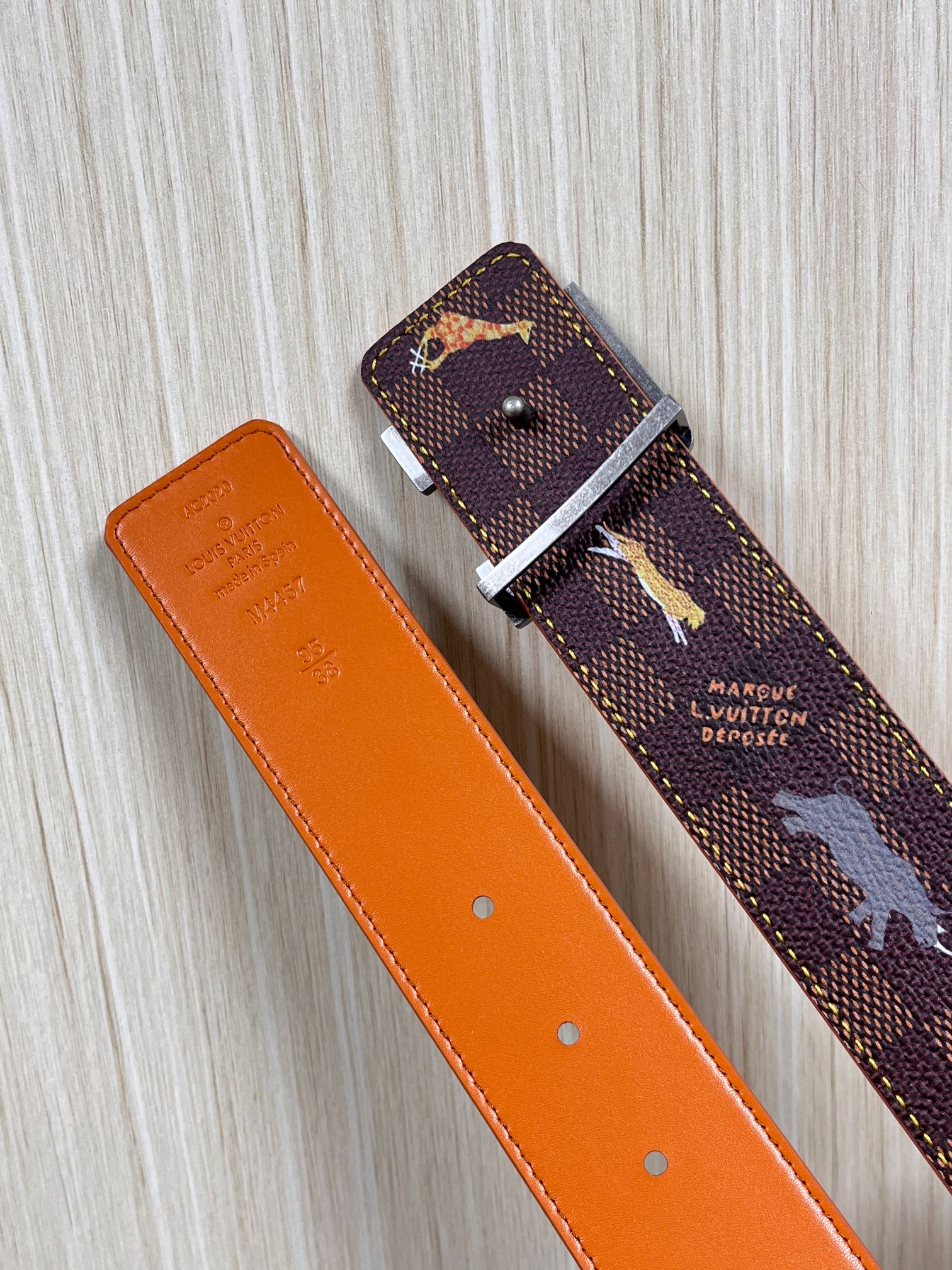 本款 LV Initiales 40 毫米双面腰带以电影叙事为灵感，气质颇具神秘魅力。Damier 格纹