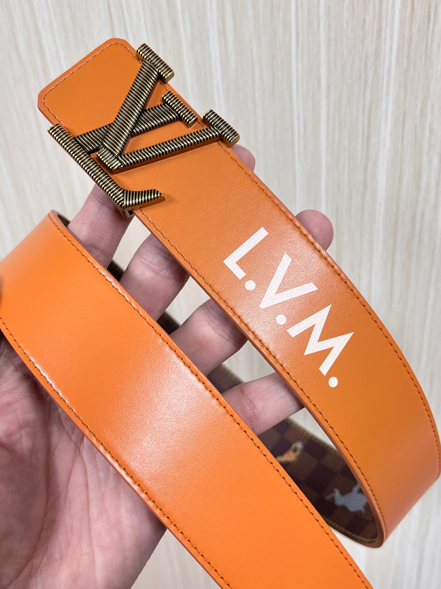 本款 LV Initiales 40 毫米双面腰带以电影叙事为灵感，气质颇具神秘魅力。Damier 格纹