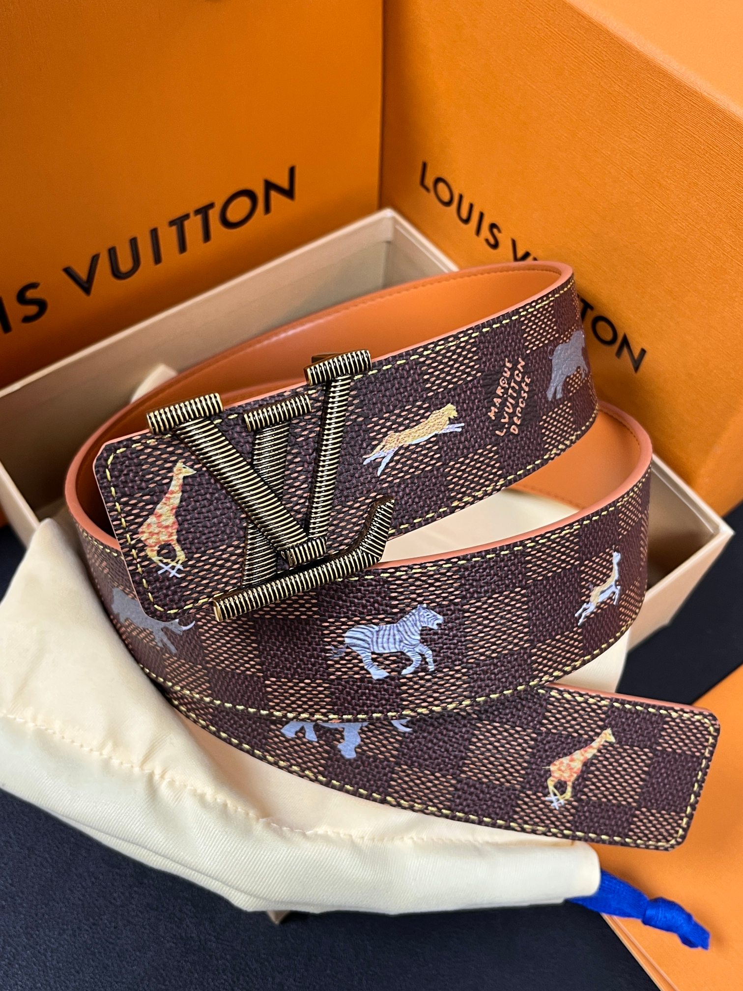 本款 LV Initiales 40 毫米双面腰带以电影叙事为灵感，气质颇具神秘魅力。Damier 格纹