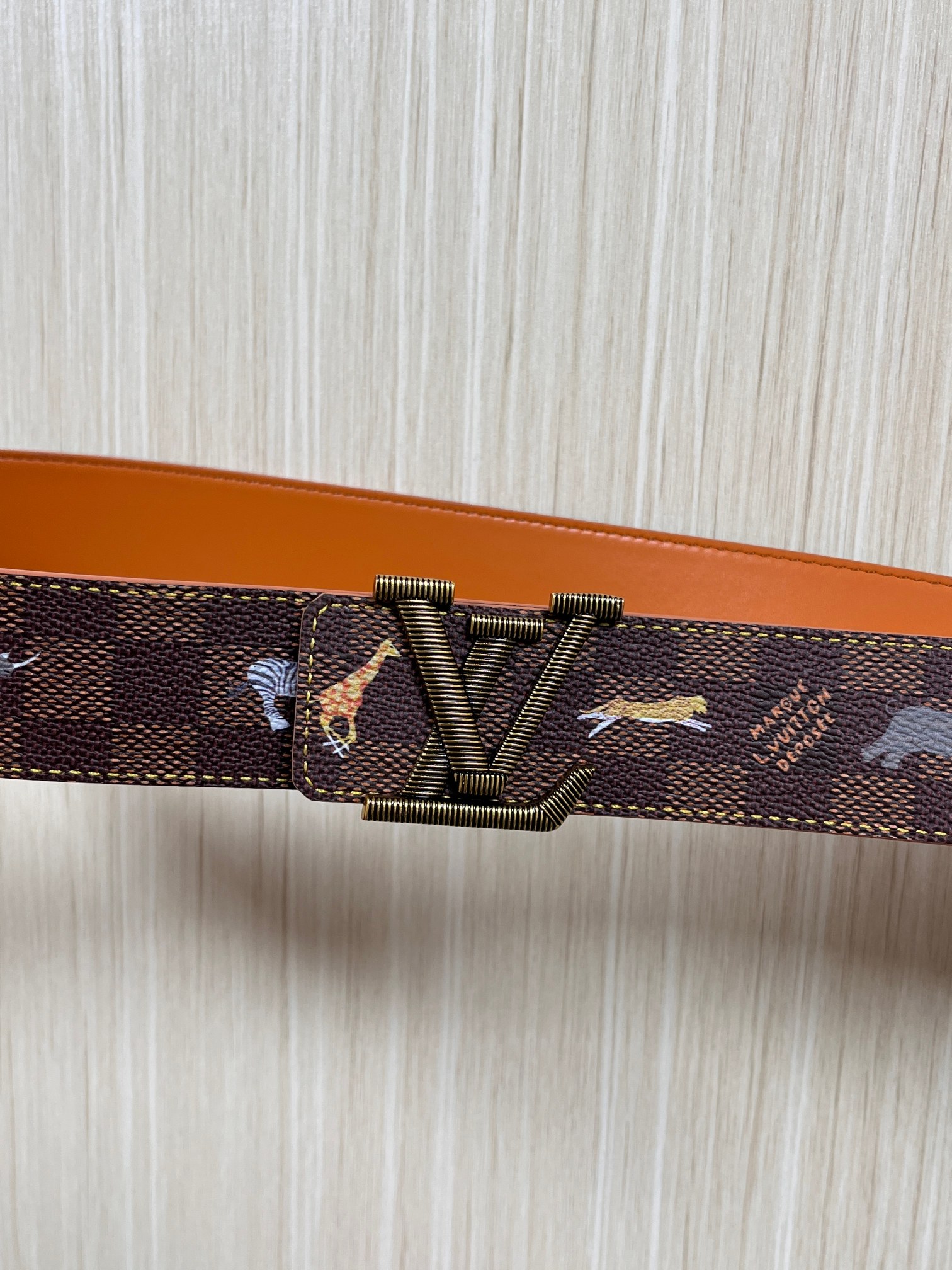 本款 LV Initiales 40 毫米双面腰带以电影叙事为灵感，气质颇具神秘魅力。Damier 格纹