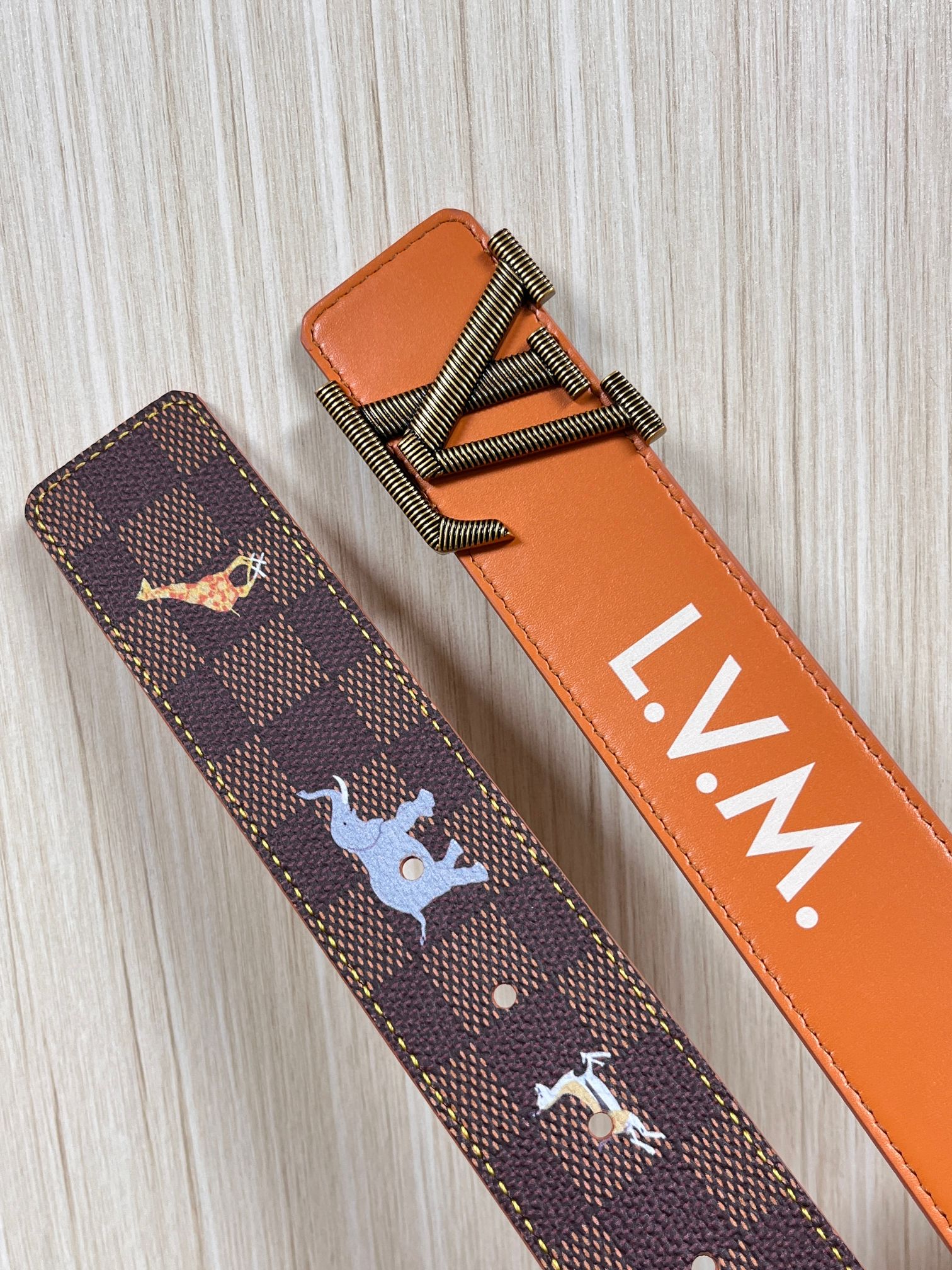 本款 LV Initiales 40 毫米双面腰带以电影叙事为灵感，气质颇具神秘魅力。Damier 格纹