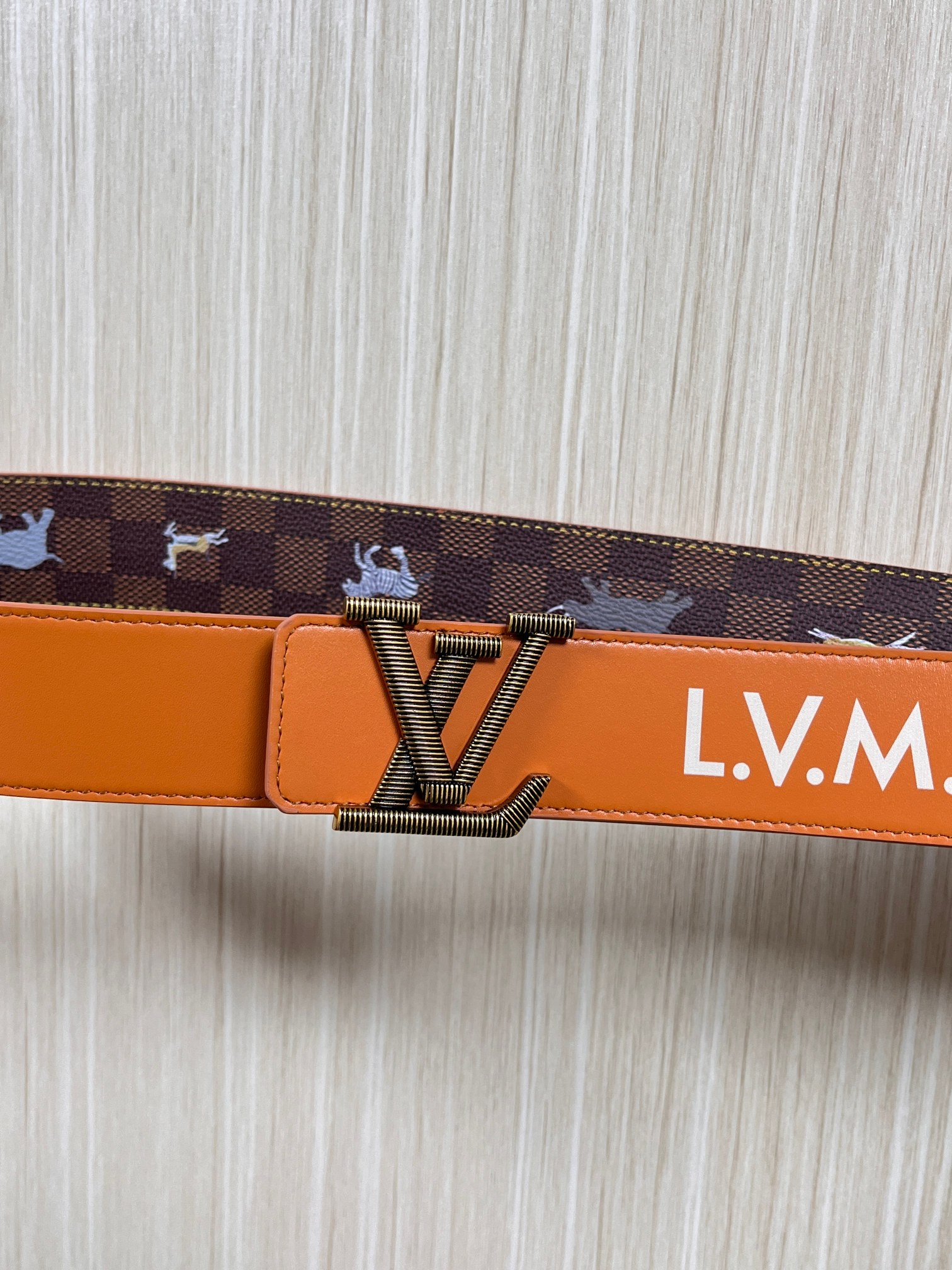 本款 LV Initiales 40 毫米双面腰带以电影叙事为灵感，气质颇具神秘魅力。Damier 格纹