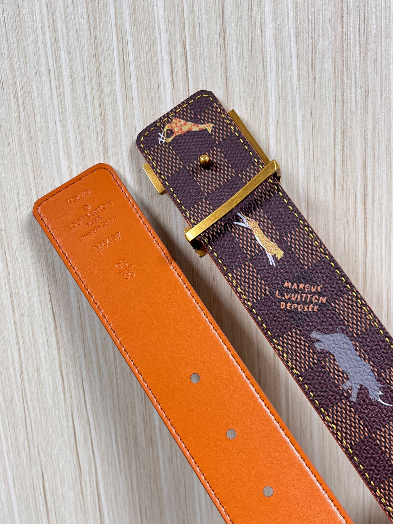 本款 LV Initiales 40 毫米双面腰带以电影叙事为灵感，气质颇具神秘魅力。Damier 格纹