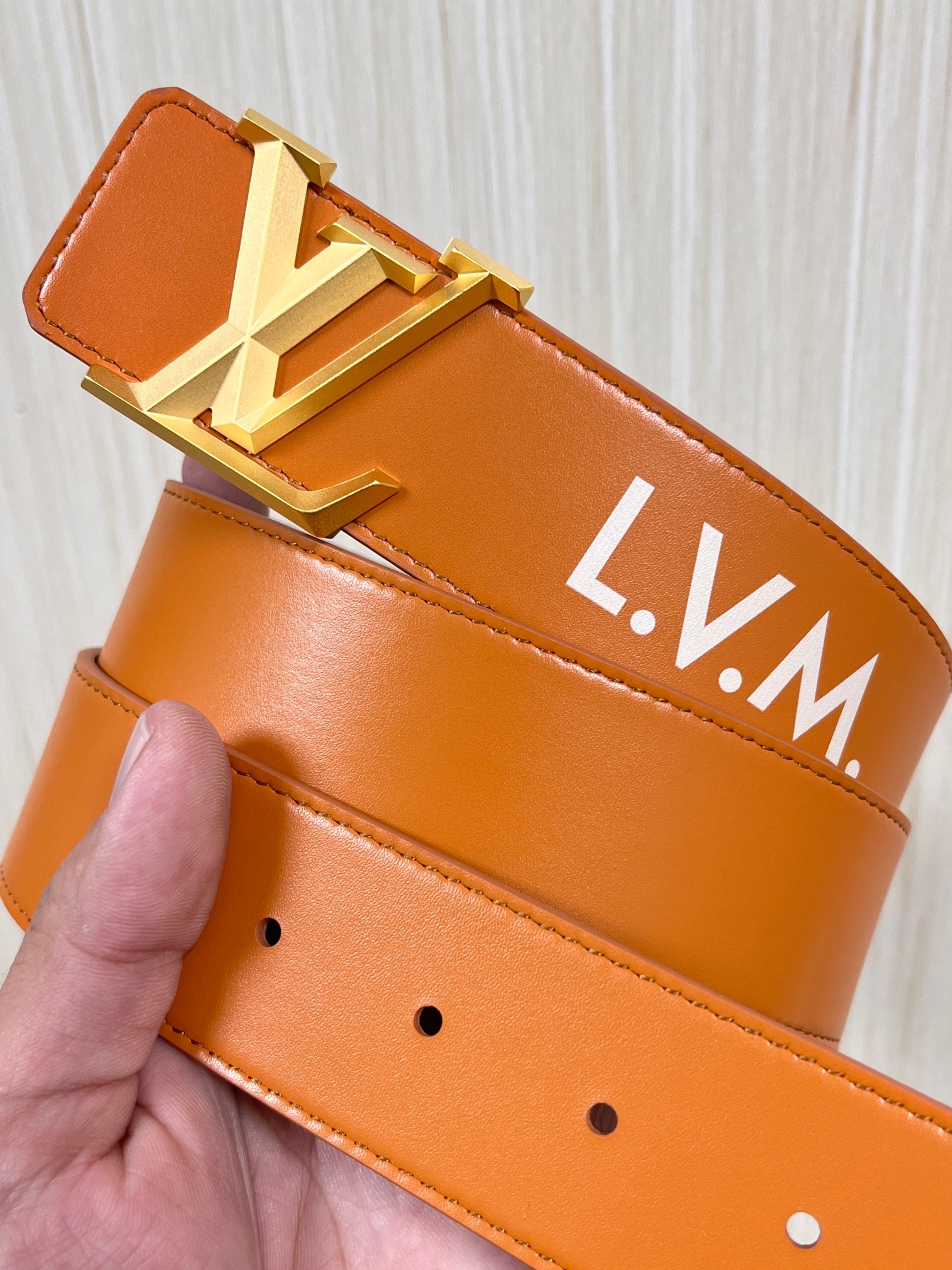 本款 LV Initiales 40 毫米双面腰带以电影叙事为灵感，气质颇具神秘魅力。Damier 格纹