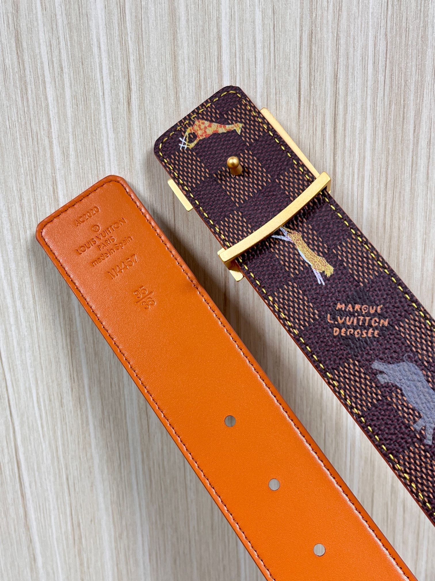 本款 LV Initiales 40 毫米双面腰带以电影叙事为灵感，气质颇具神秘魅力。Damier 格纹