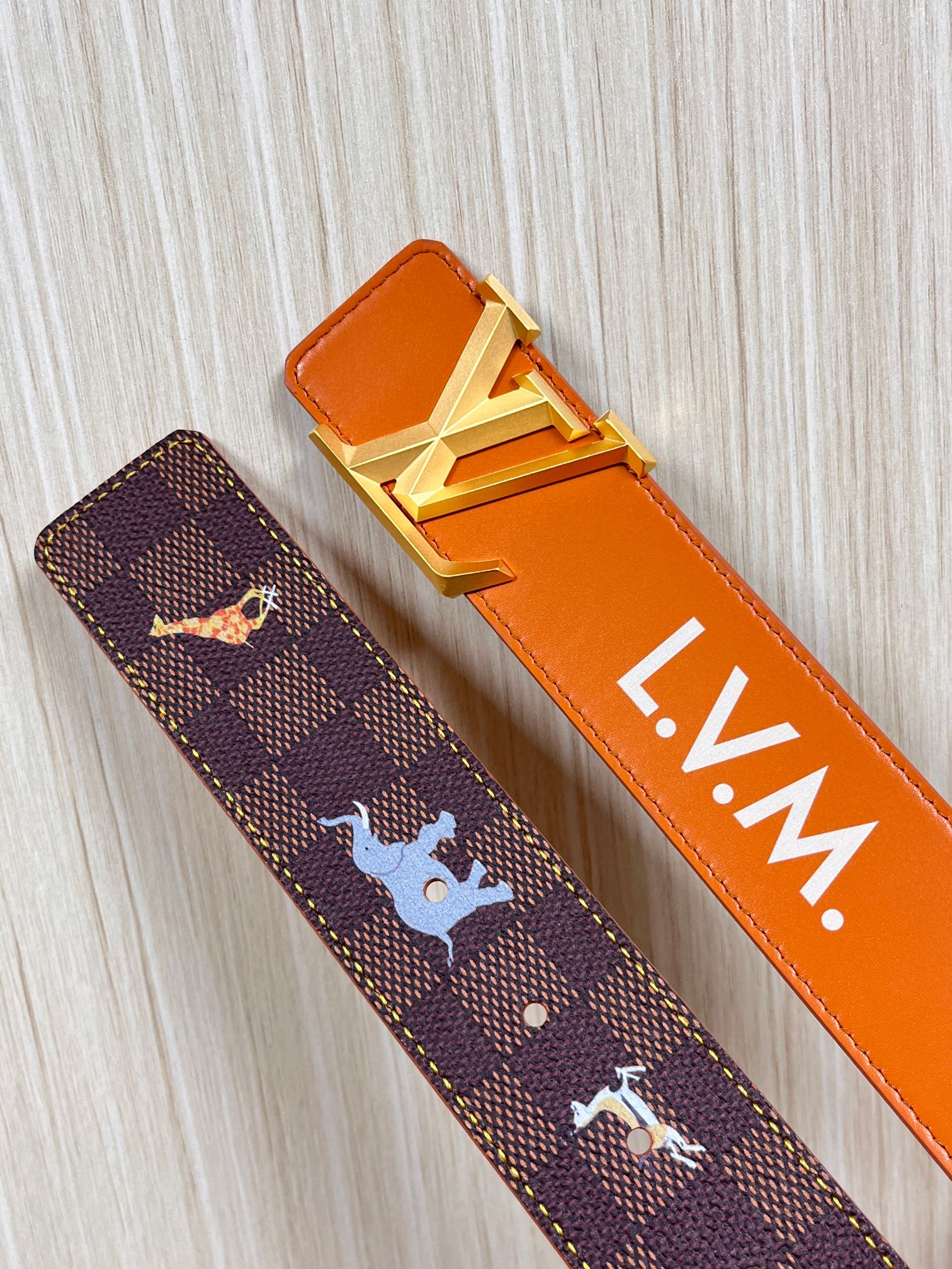 本款 LV Initiales 40 毫米双面腰带以电影叙事为灵感，气质颇具神秘魅力。Damier 格纹