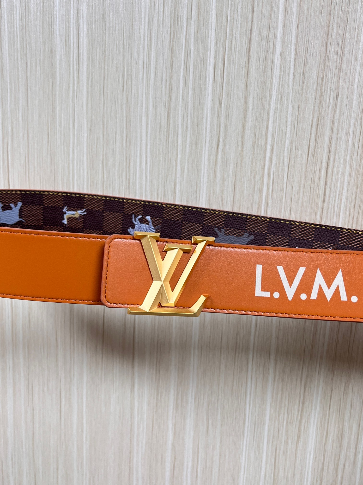 本款 LV Initiales 40 毫米双面腰带以电影叙事为灵感，气质颇具神秘魅力。Damier 格纹