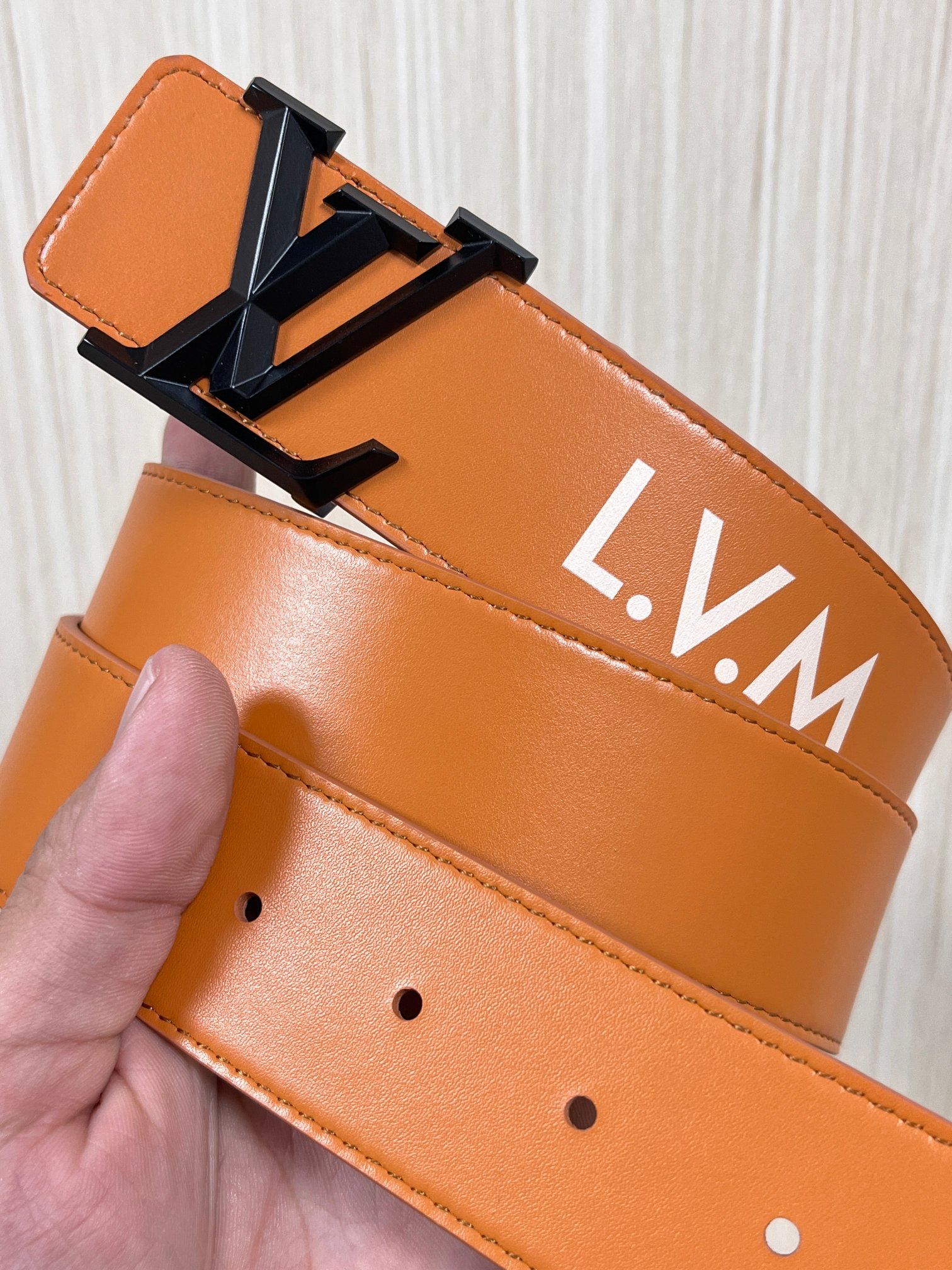 本款 LV Initiales 40 毫米双面腰带以电影叙事为灵感，气质颇具神秘魅力。Damier 格纹