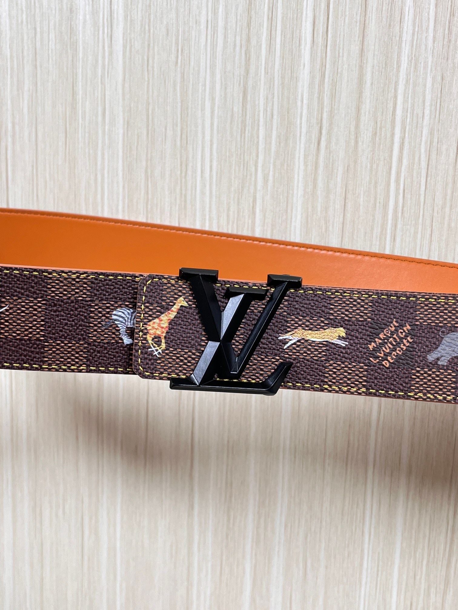 本款 LV Initiales 40 毫米双面腰带以电影叙事为灵感，气质颇具神秘魅力。Damier 格纹