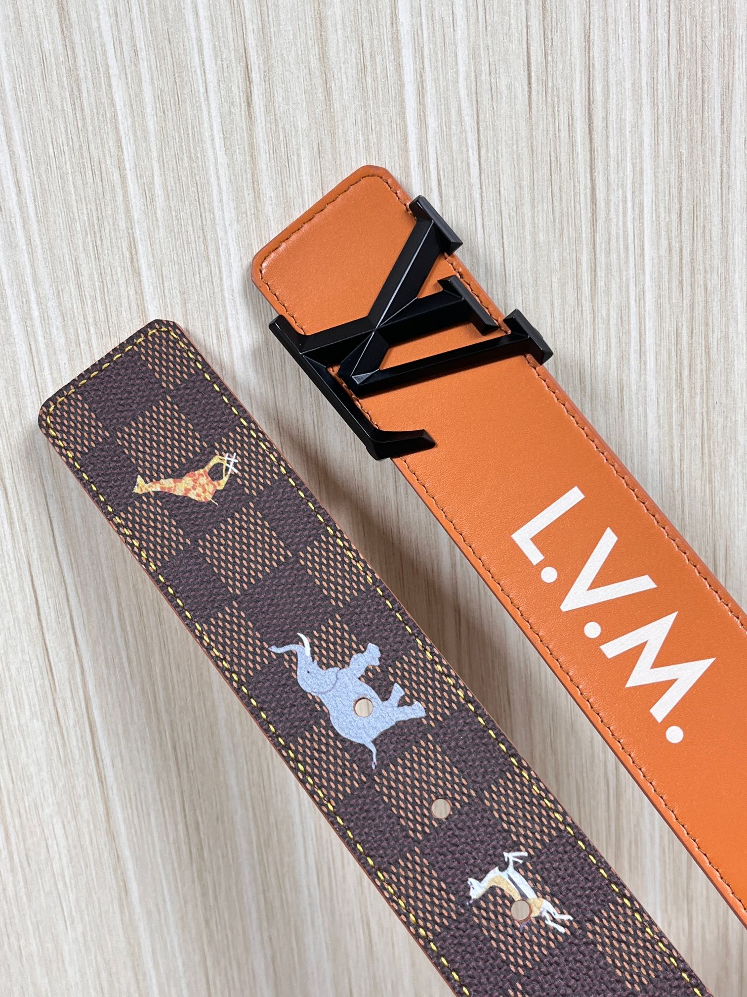 本款 LV Initiales 40 毫米双面腰带以电影叙事为灵感，气质颇具神秘魅力。Damier 格纹