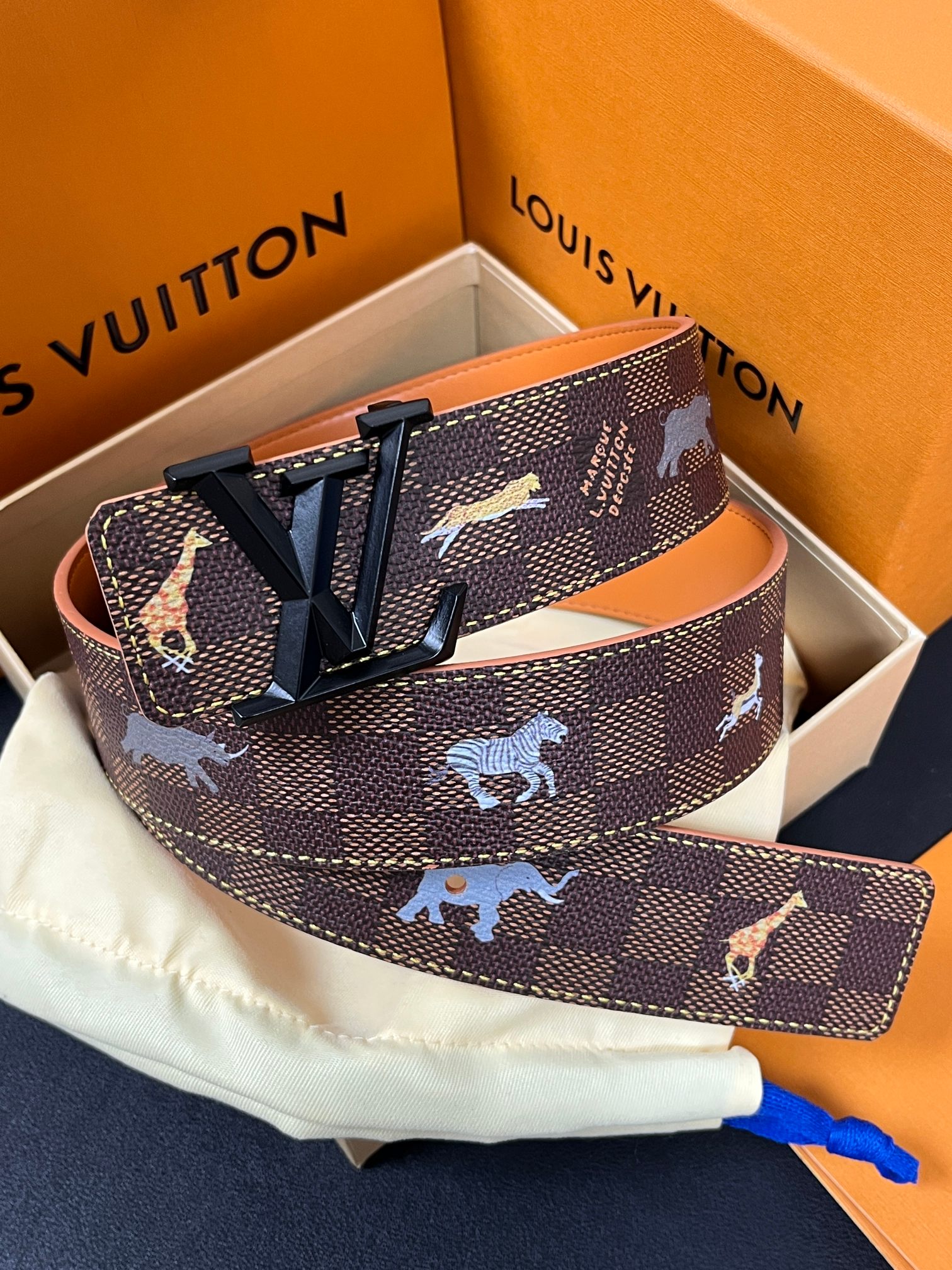 本款 LV Initiales 40 毫米双面腰带以电影叙事为灵感，气质颇具神秘魅力。Damier 格纹