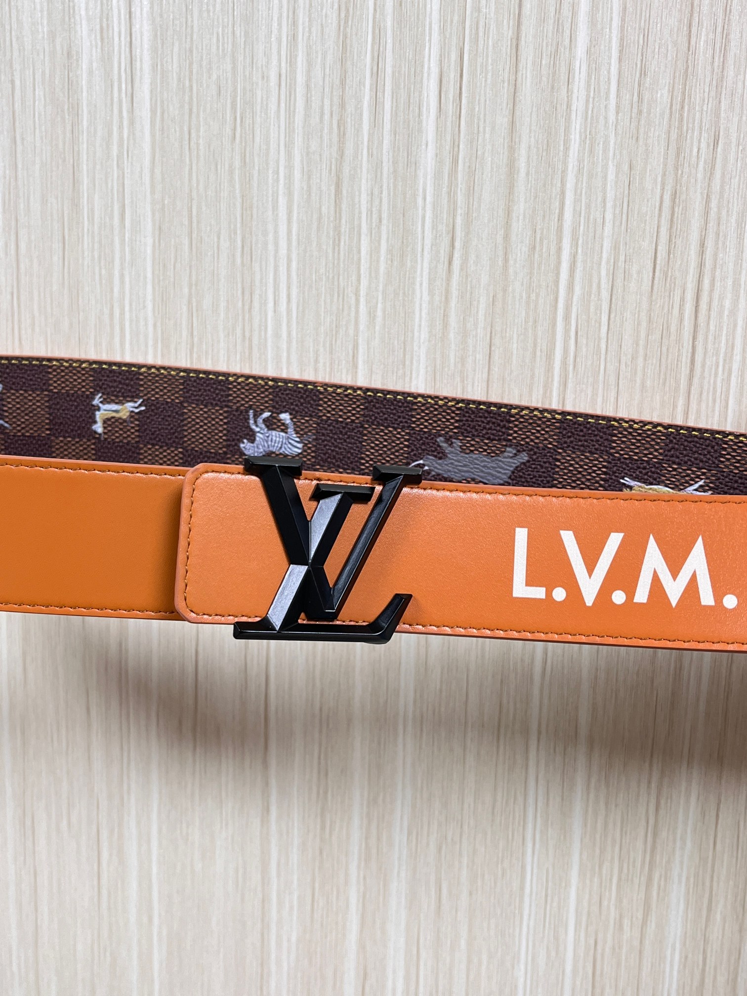 本款 LV Initiales 40 毫米双面腰带以电影叙事为灵感，气质颇具神秘魅力。Damier 格纹