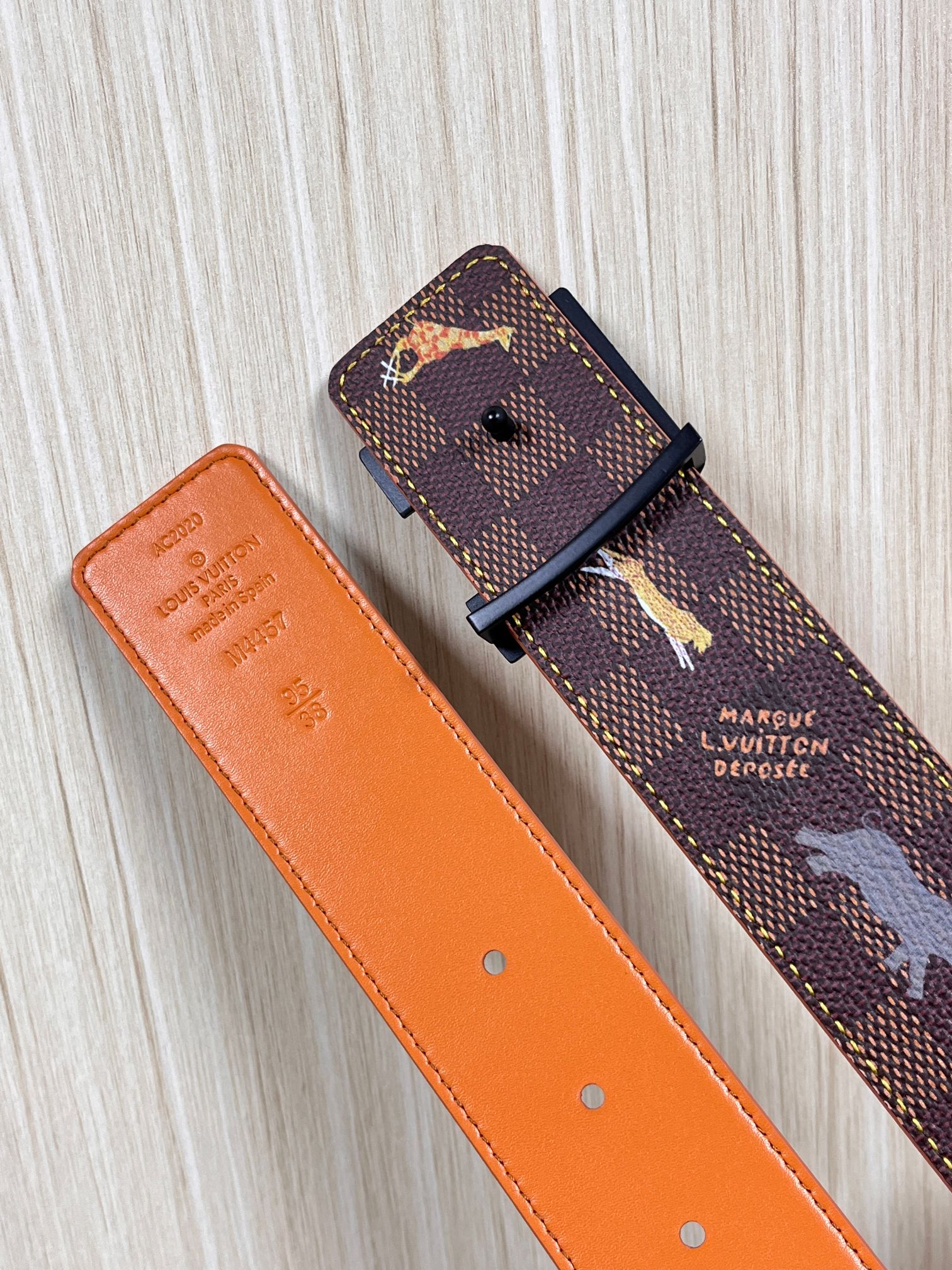 本款 LV Initiales 40 毫米双面腰带以电影叙事为灵感，气质颇具神秘魅力。Damier 格纹