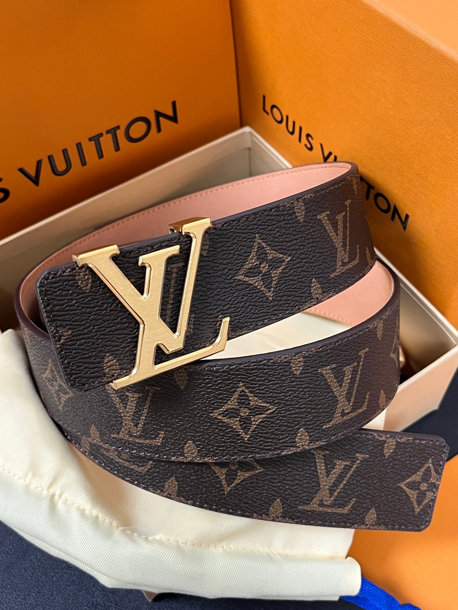 本款 LV Initiales 40 毫米双面腰带以电影叙事为灵感，气质颇具神秘魅力。Damier 格纹