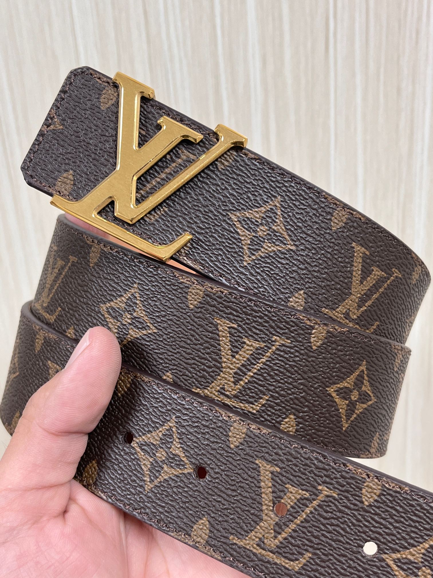 本款 LV Initiales 40 毫米双面腰带以电影叙事为灵感，气质颇具神秘魅力。Damier 格纹