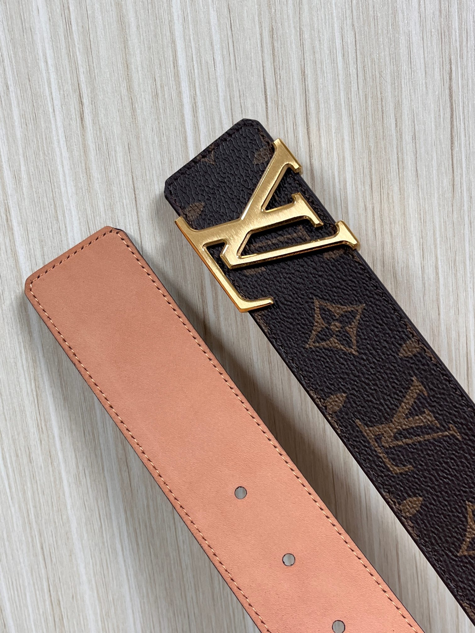 本款 LV Initiales 40 毫米双面腰带以电影叙事为灵感，气质颇具神秘魅力。Damier 格纹