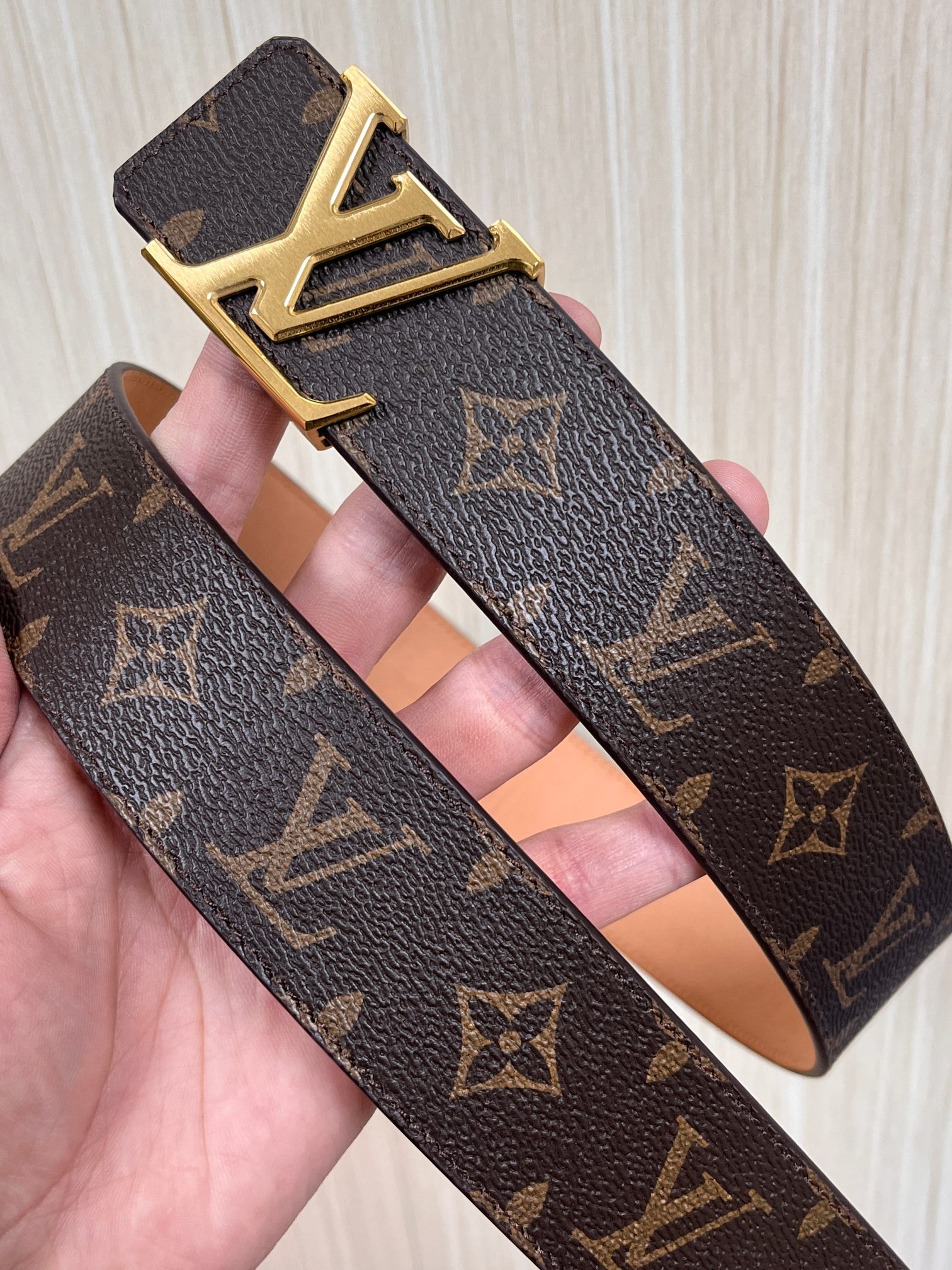 本款 LV Initiales 40 毫米双面腰带以电影叙事为灵感，气质颇具神秘魅力。Damier 格纹