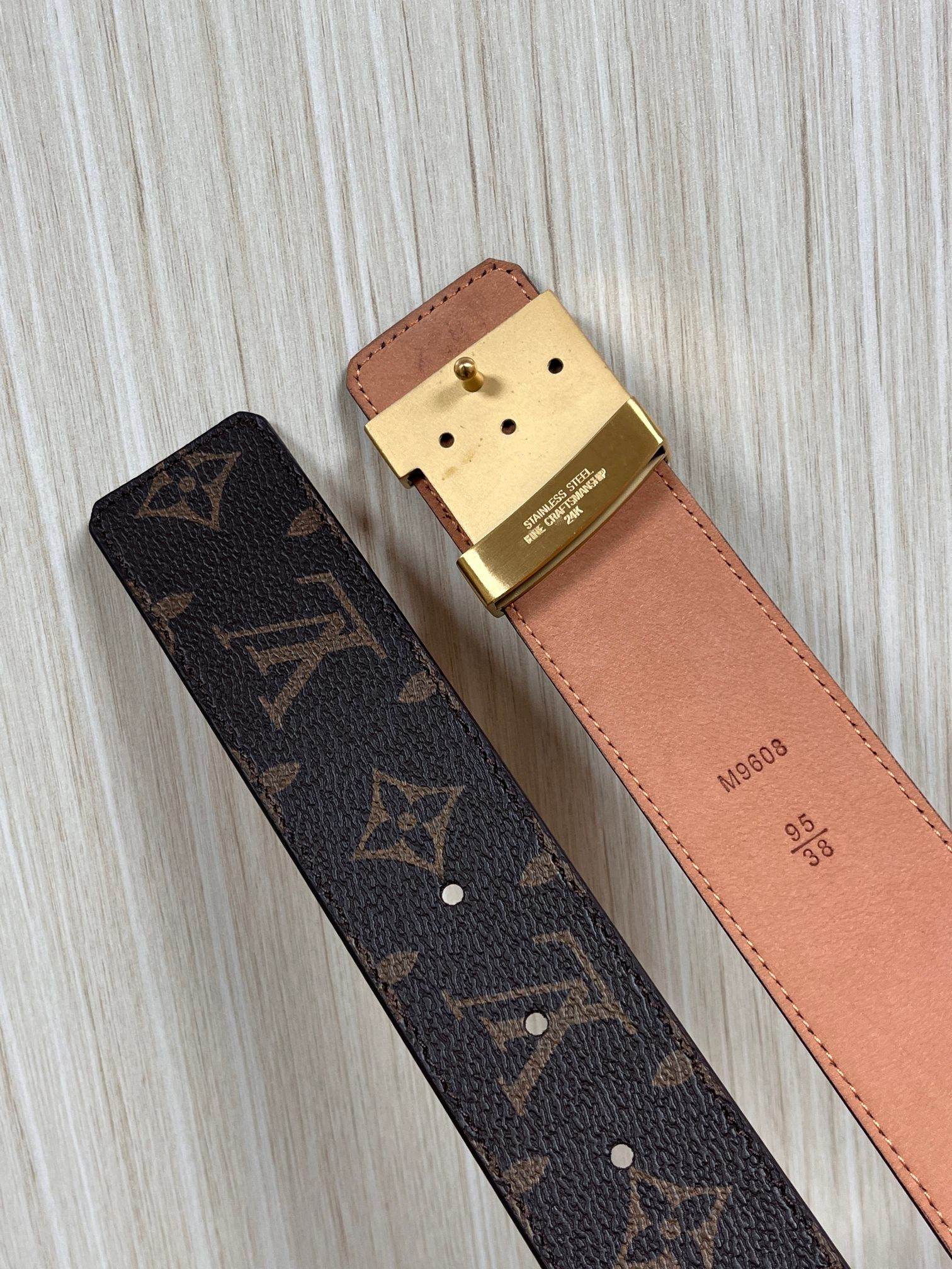 本款 LV Initiales 40 毫米双面腰带以电影叙事为灵感，气质颇具神秘魅力。Damier 格纹