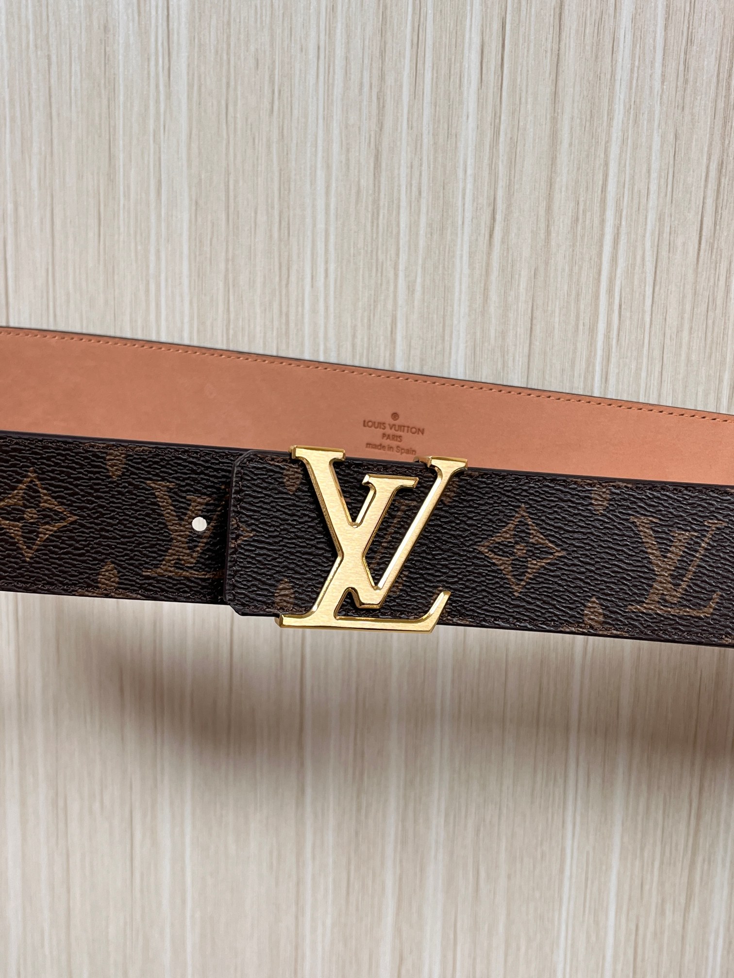 本款 LV Initiales 40 毫米双面腰带以电影叙事为灵感，气质颇具神秘魅力。Damier 格纹