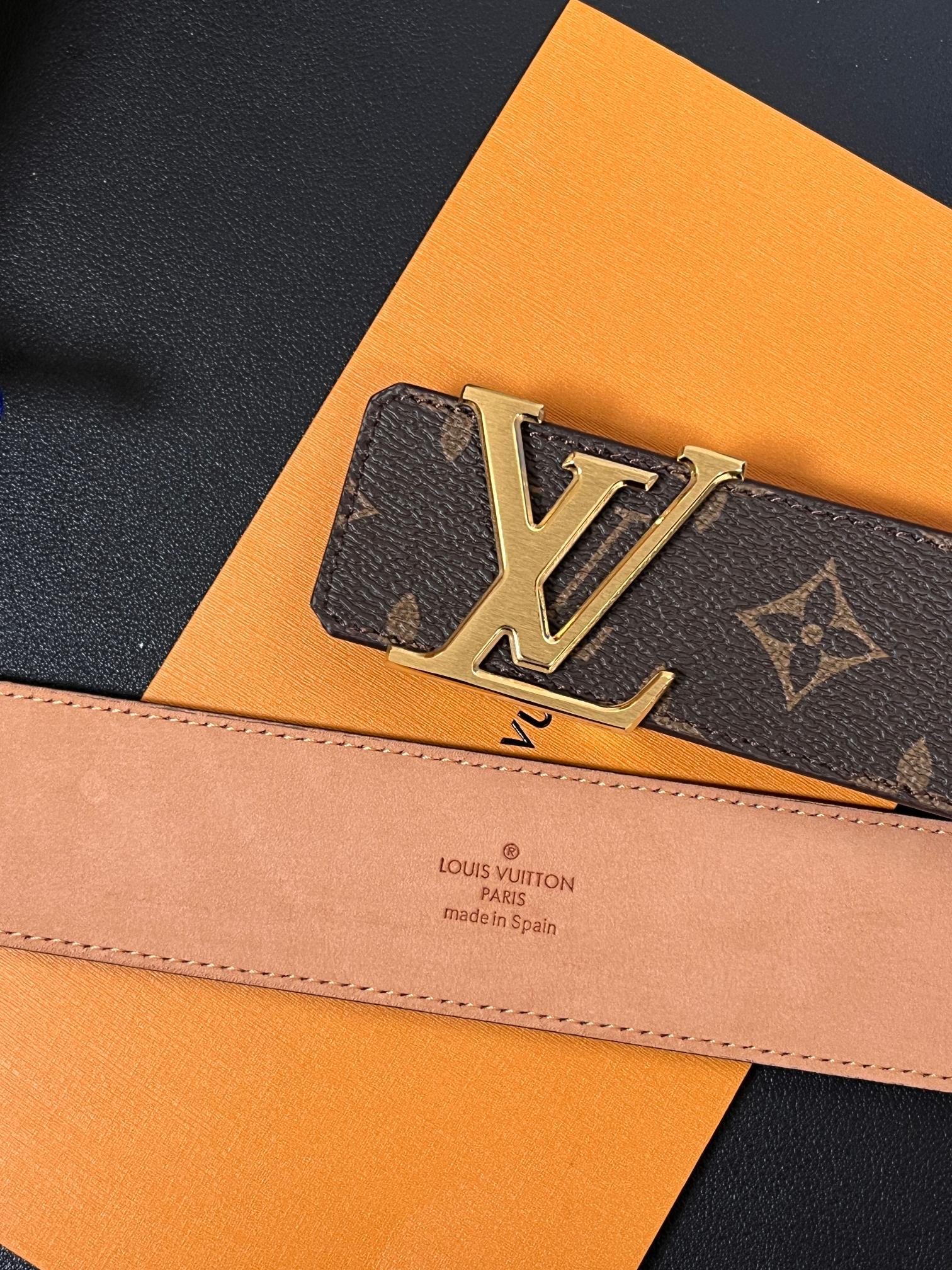 本款 LV Initiales 40 毫米双面腰带以电影叙事为灵感，气质颇具神秘魅力。Damier 格纹