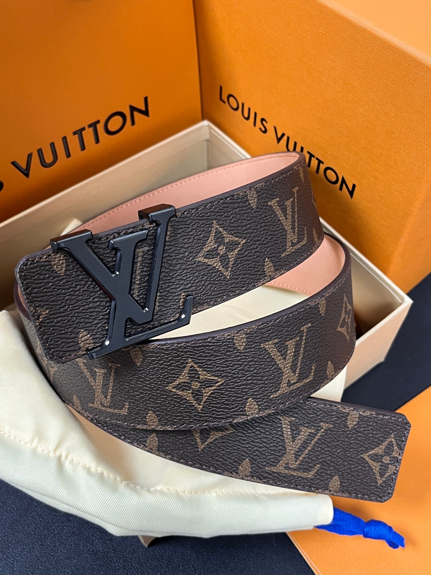 本款 LV Initiales 40 毫米双面腰带以电影叙事为灵感，气质颇具神秘魅力。Damier 格纹