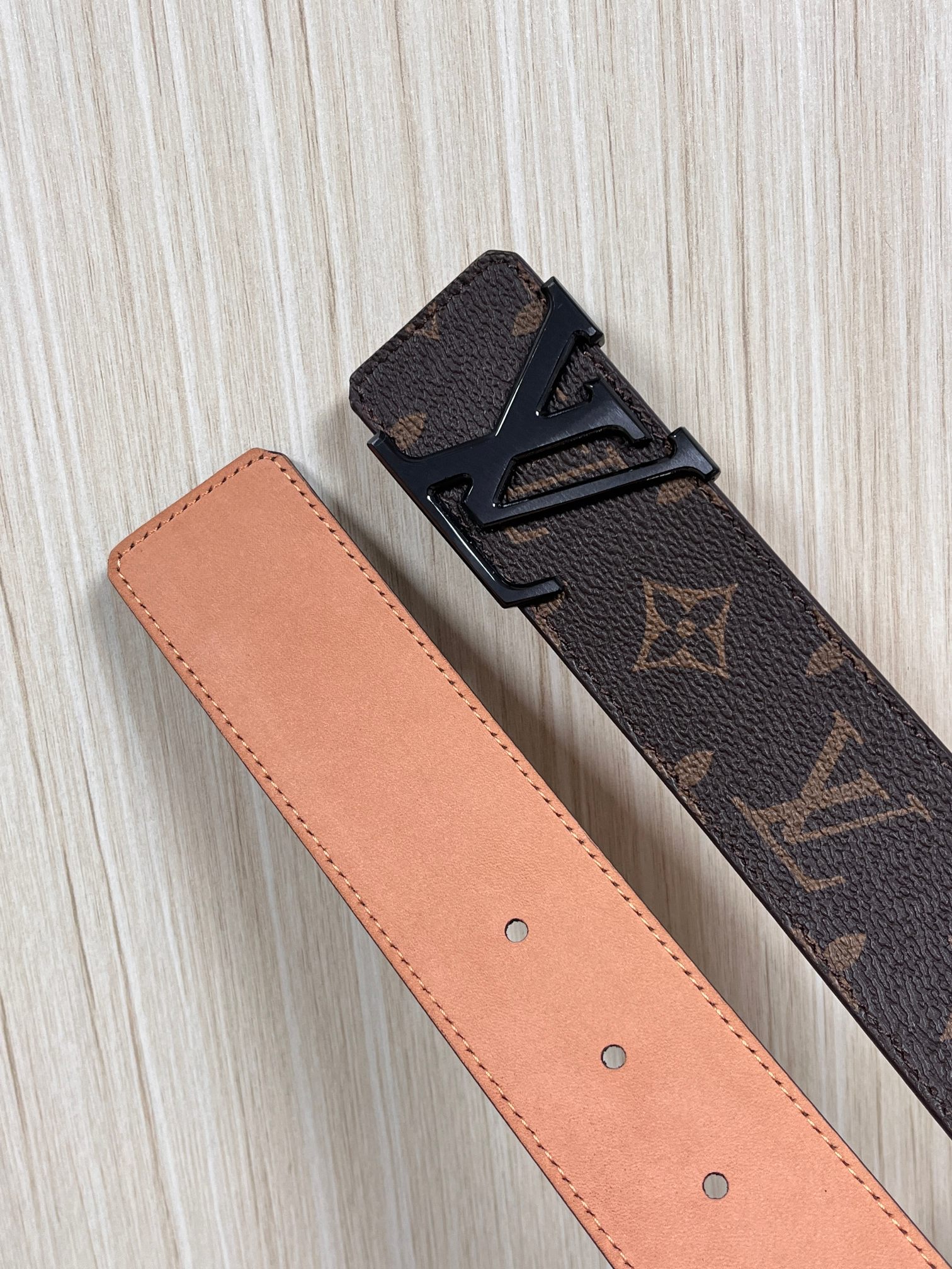 本款 LV Initiales 40 毫米双面腰带以电影叙事为灵感，气质颇具神秘魅力。Damier 格纹