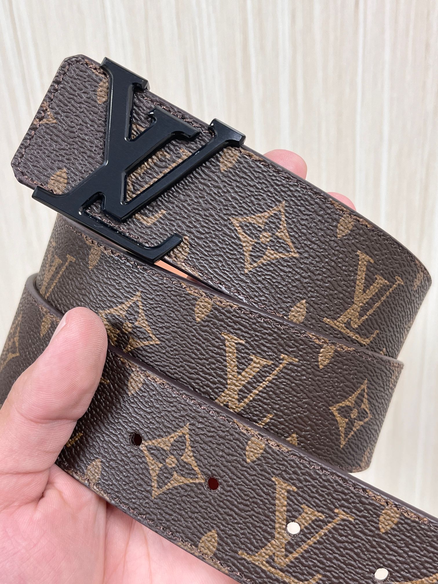 本款 LV Initiales 40 毫米双面腰带以电影叙事为灵感，气质颇具神秘魅力。Damier 格纹